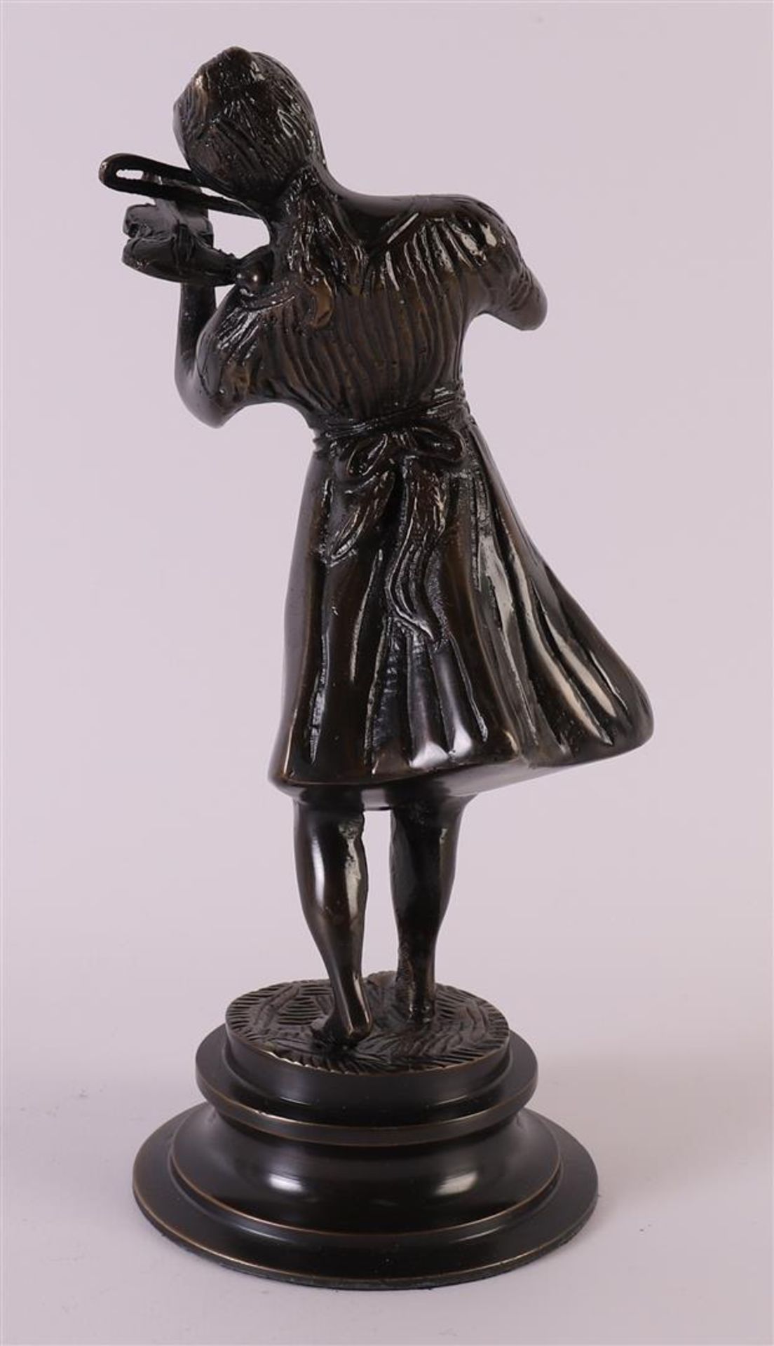 A bronze woman with violin, after an antique example, 21st century, h 23 cm. - Image 3 of 4