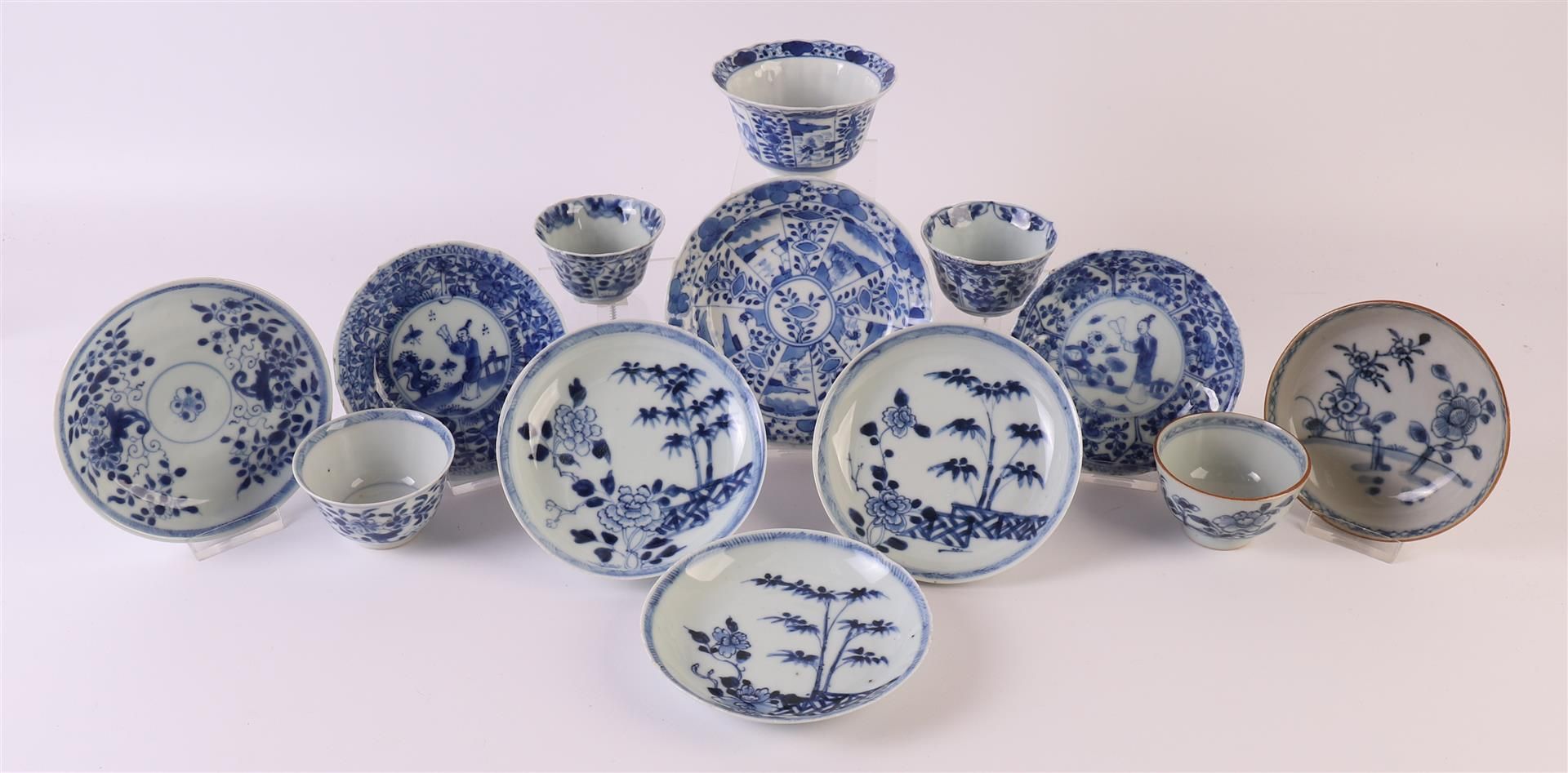 A lot of blue/white porcelain cups and saucers, China, Kangxi/Qianlong, 18th century, to. 13x.