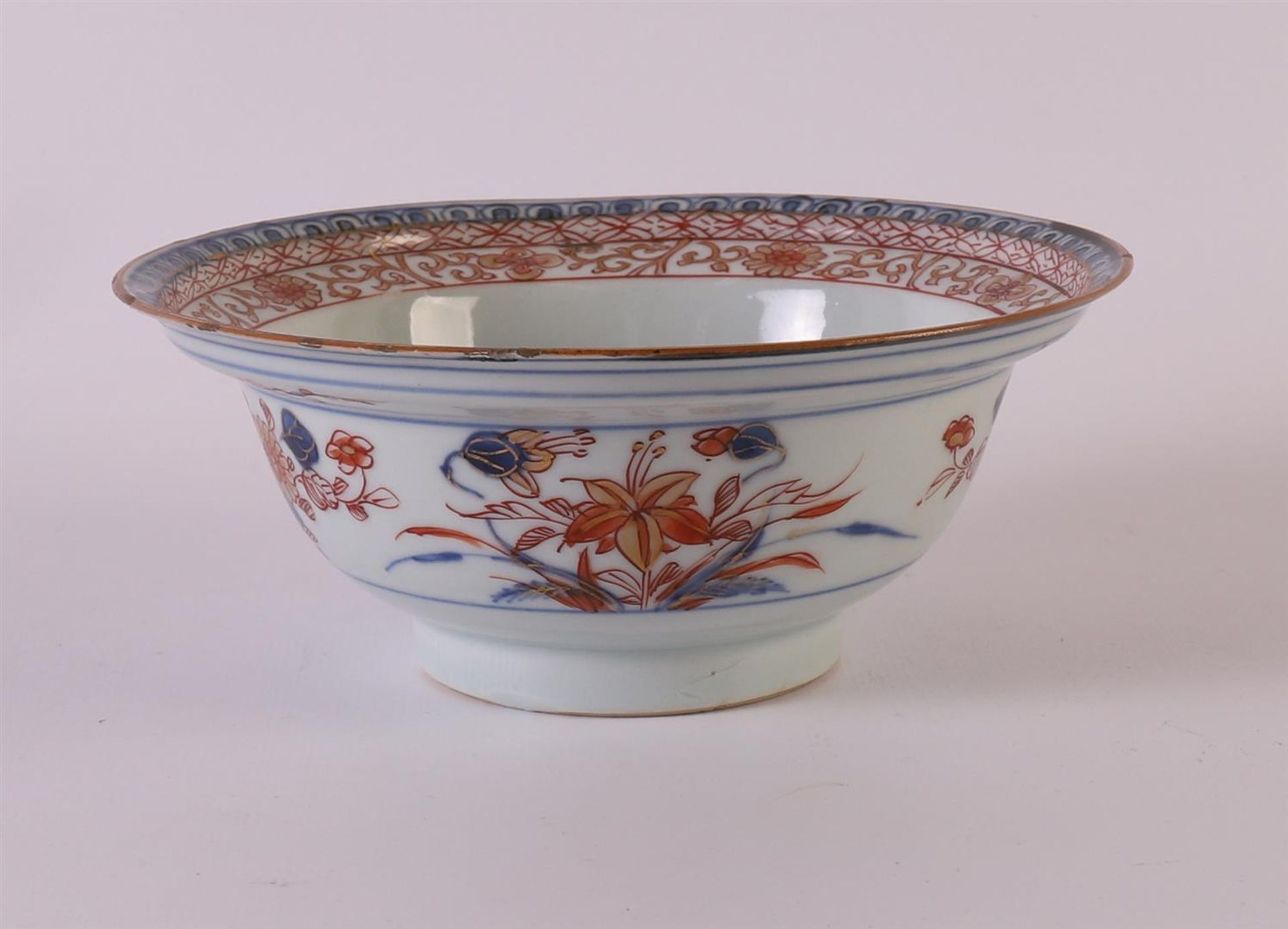 A porcelain hooded bowl, China, Qianlong 18th century. Blue/red, partly gold heightened floral - Image 4 of 8