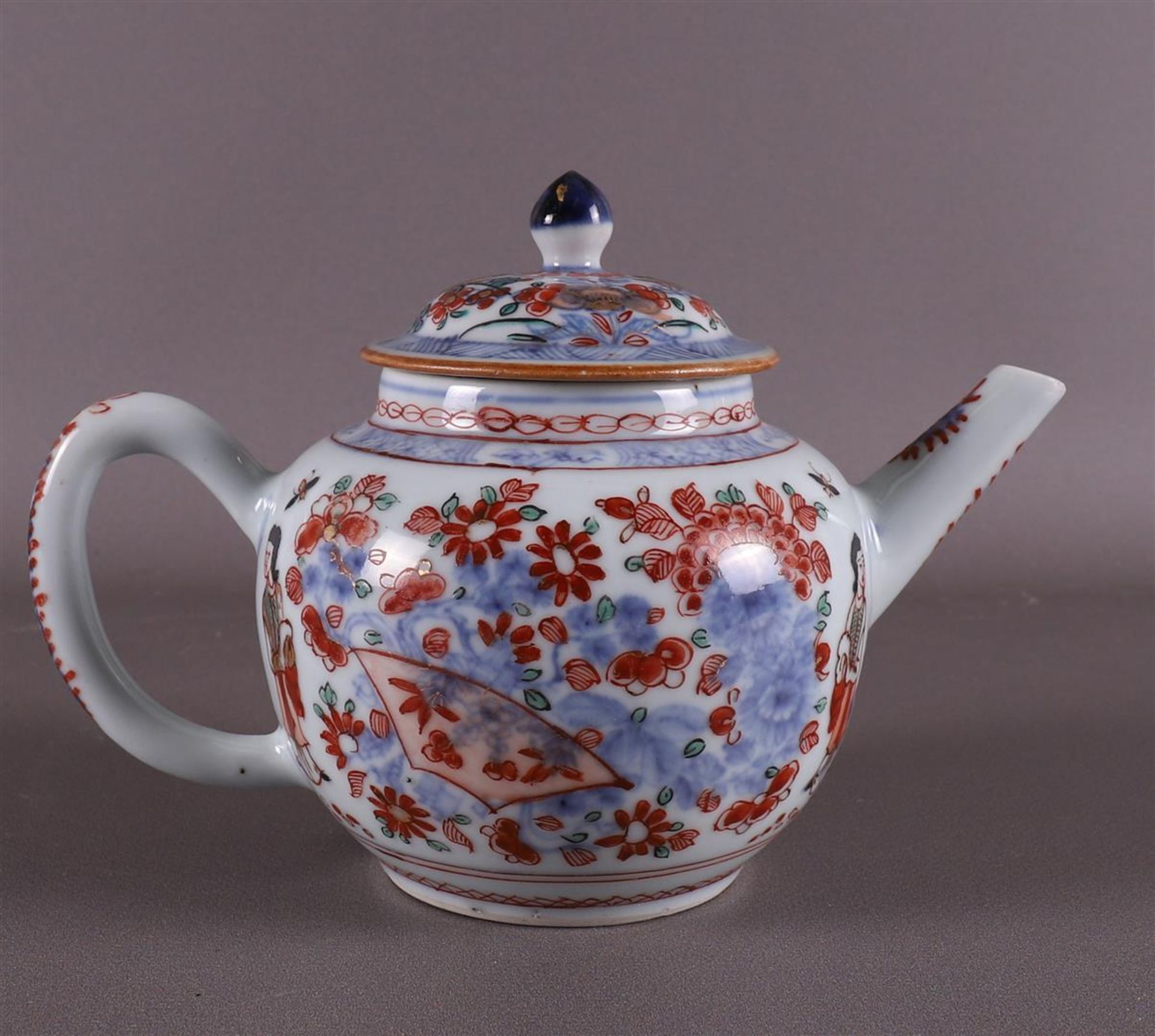A spherical porcelain Amsterdam variegated teapot, China, 18th century. Polychrome decoration of a - Bild 2 aus 13