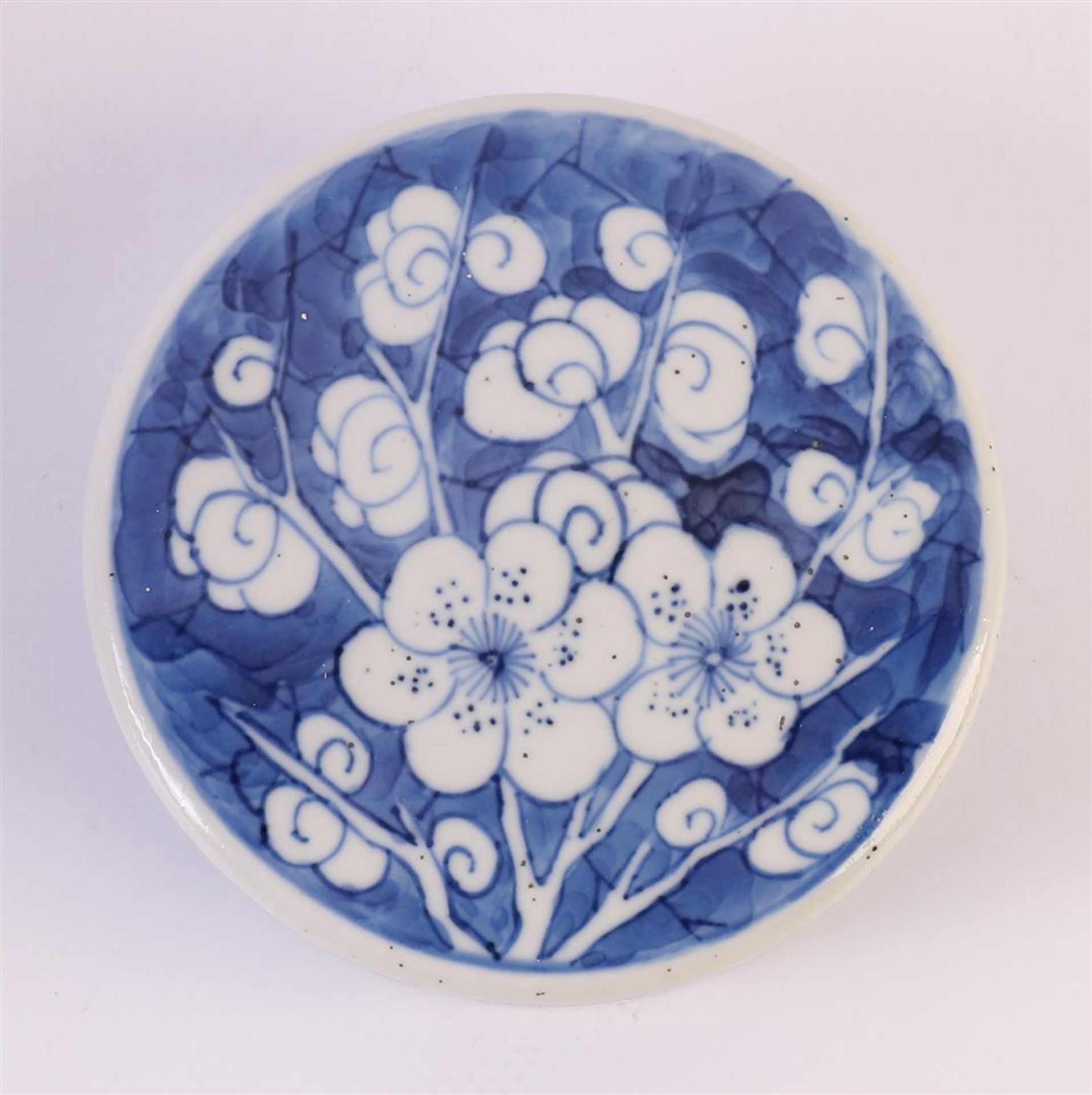 A blue/white porcelain ginger jar with lid, China, 19th century. Blue underglaze decor of a - Image 8 of 9