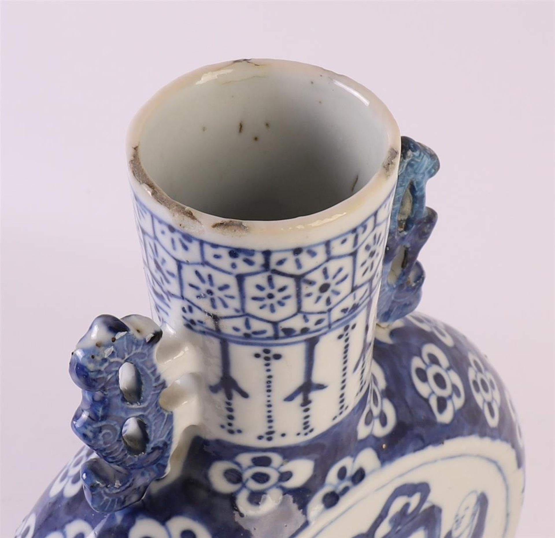 A blue/white porcelain moon bottle with handles, China, around 1800. Blue underglaze decor of five - Bild 7 aus 9