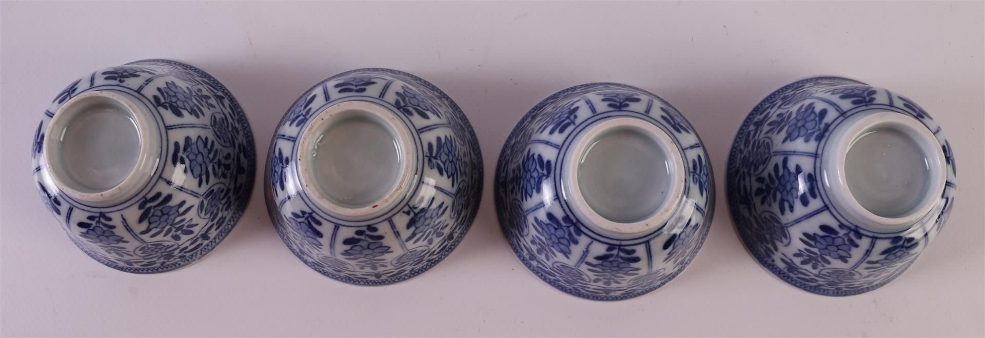 Twelve blue/white porcelain cups and saucers, China, late 19th century. Blue underglaze floral - Bild 11 aus 20