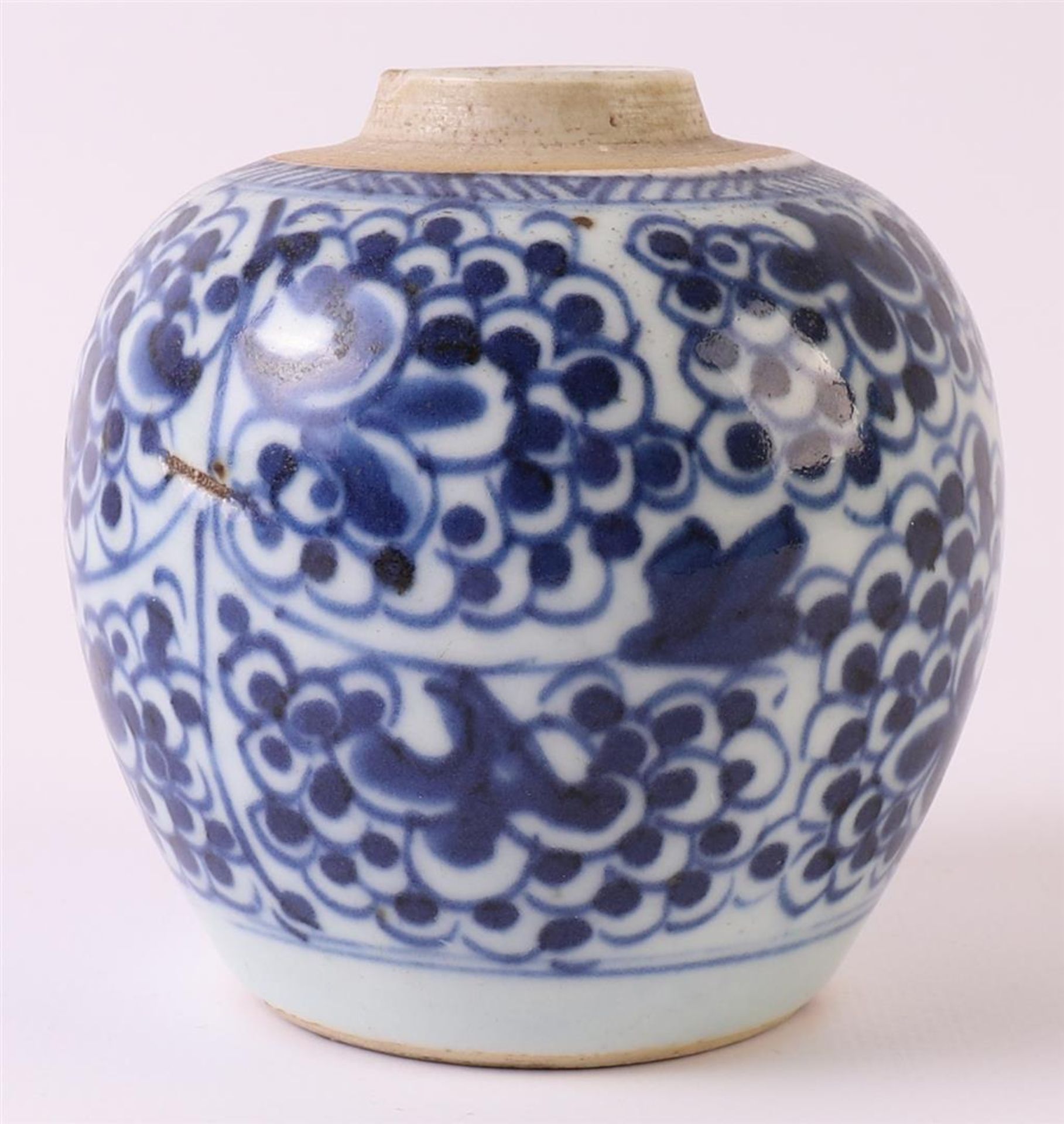 A blue/white porcelain spherical vase, China, Kangxi, around 1700. Blue underglaze decor of - Bild 5 aus 9