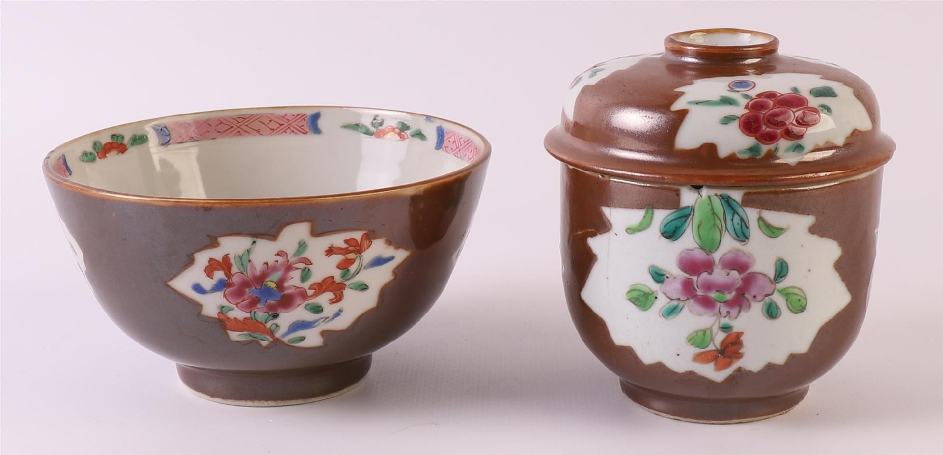 A porcelain famille rose lidded jar on capucine ground, so-called Batavia ware, China, Qianlong, - Image 3 of 11