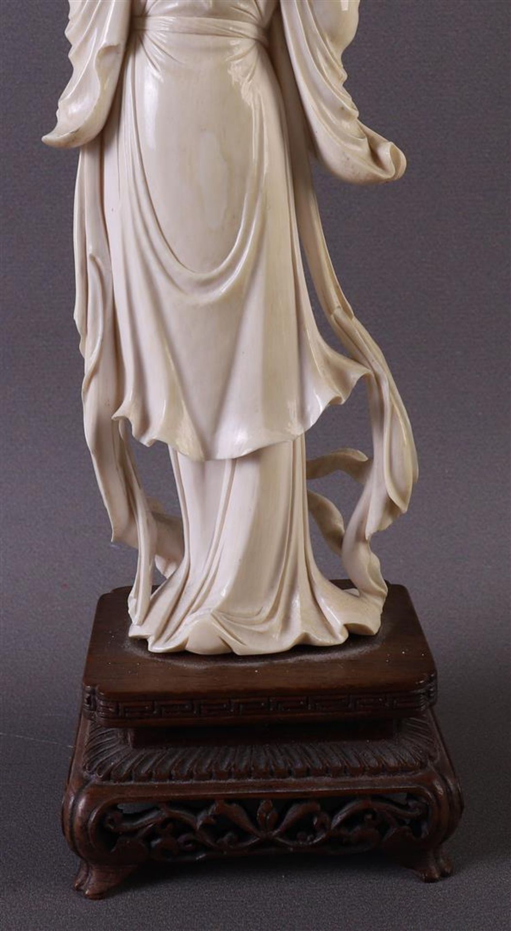 A carved ivory standing Guanyin with a lotus flower in her hand, China, Republic, ca. 1920, weight - Bild 8 aus 8