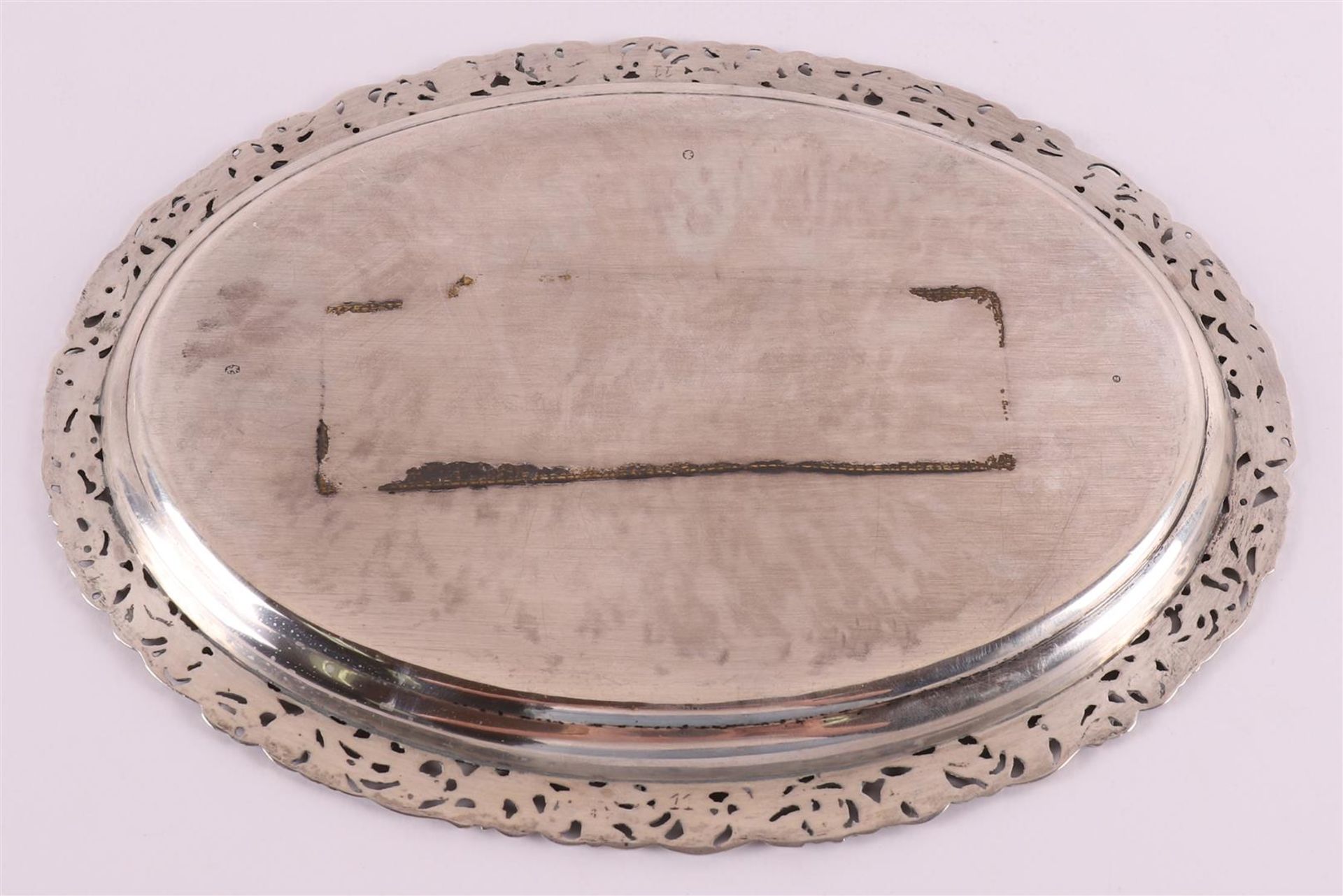 An oval second grade 835/1000 silver platter with floral openwork edge, year letter 1947, 254 grams, - Image 3 of 3