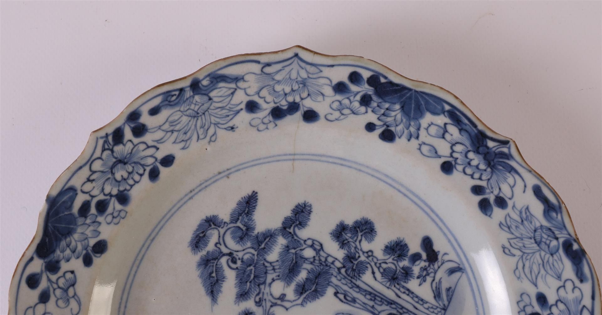 A pair of contoured blue/white porcelain plates, China, Qianlong, 2nd half 18th century. Blue - Bild 3 aus 12