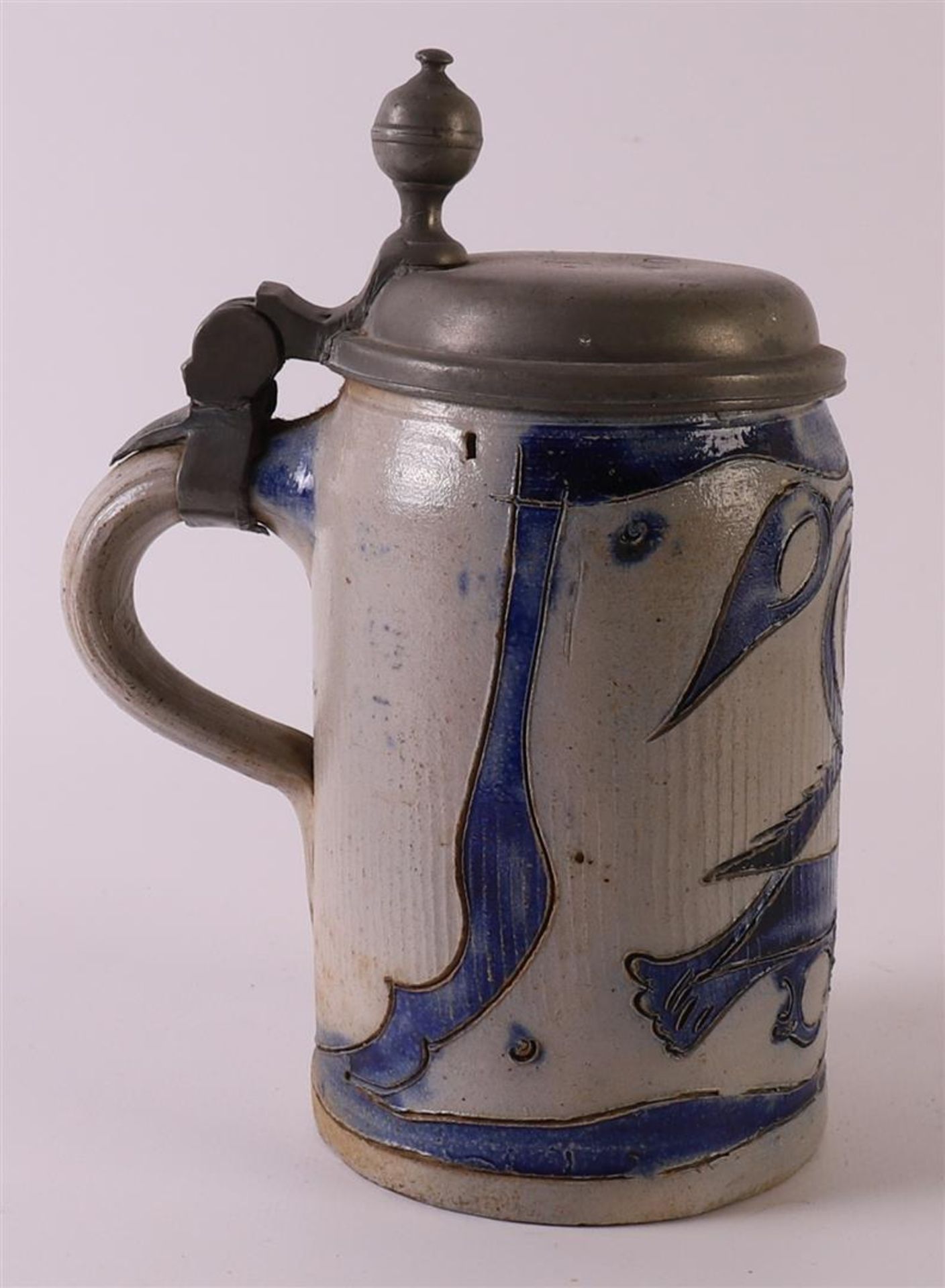 A gray 'gres' stoneware beer mug with blank pewter lid, Germany 18th century. Blue underglaze - Image 4 of 7