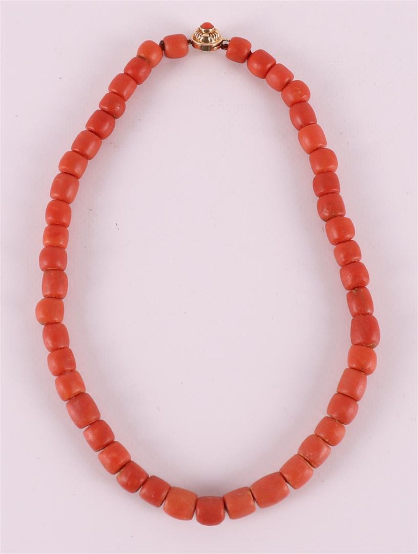 A single-row necklace of cheese-shaped red coral, late 19th century. On 14 kt 585/1000 yellow gold