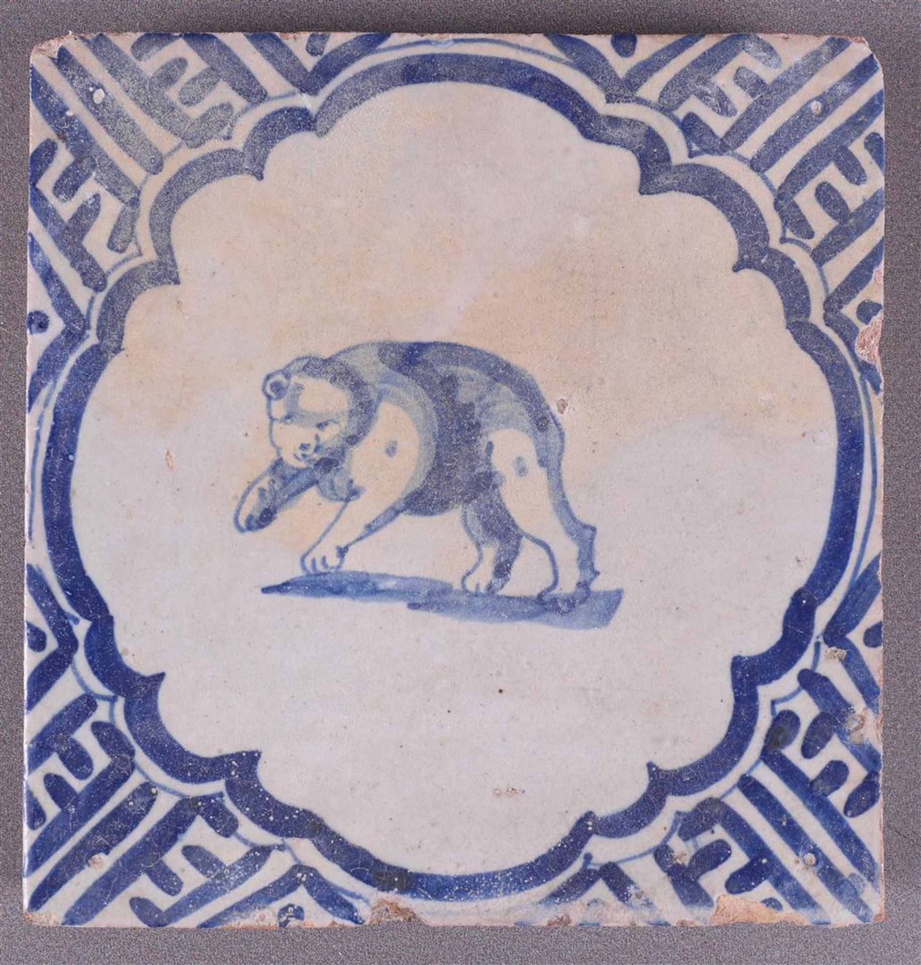 A blue/white tile with a decor of a bear in a cartouche with 'Wanli' corners, Holland, 17th century, - Bild 4 aus 4