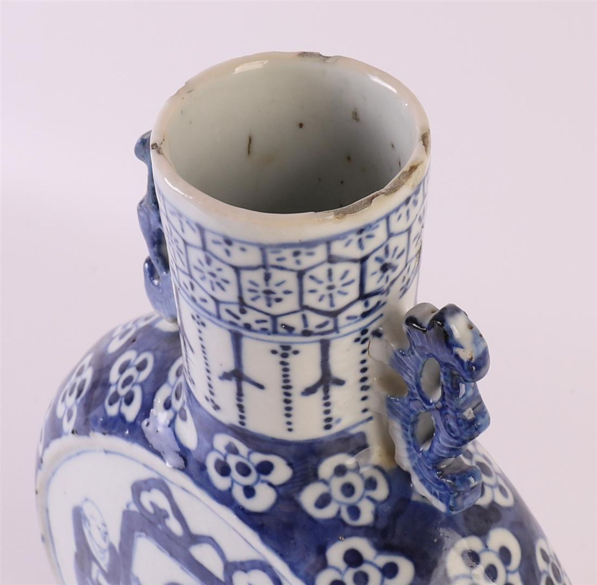 A blue/white porcelain moon bottle with handles, China, around 1800. Blue underglaze decor of five - Bild 6 aus 9