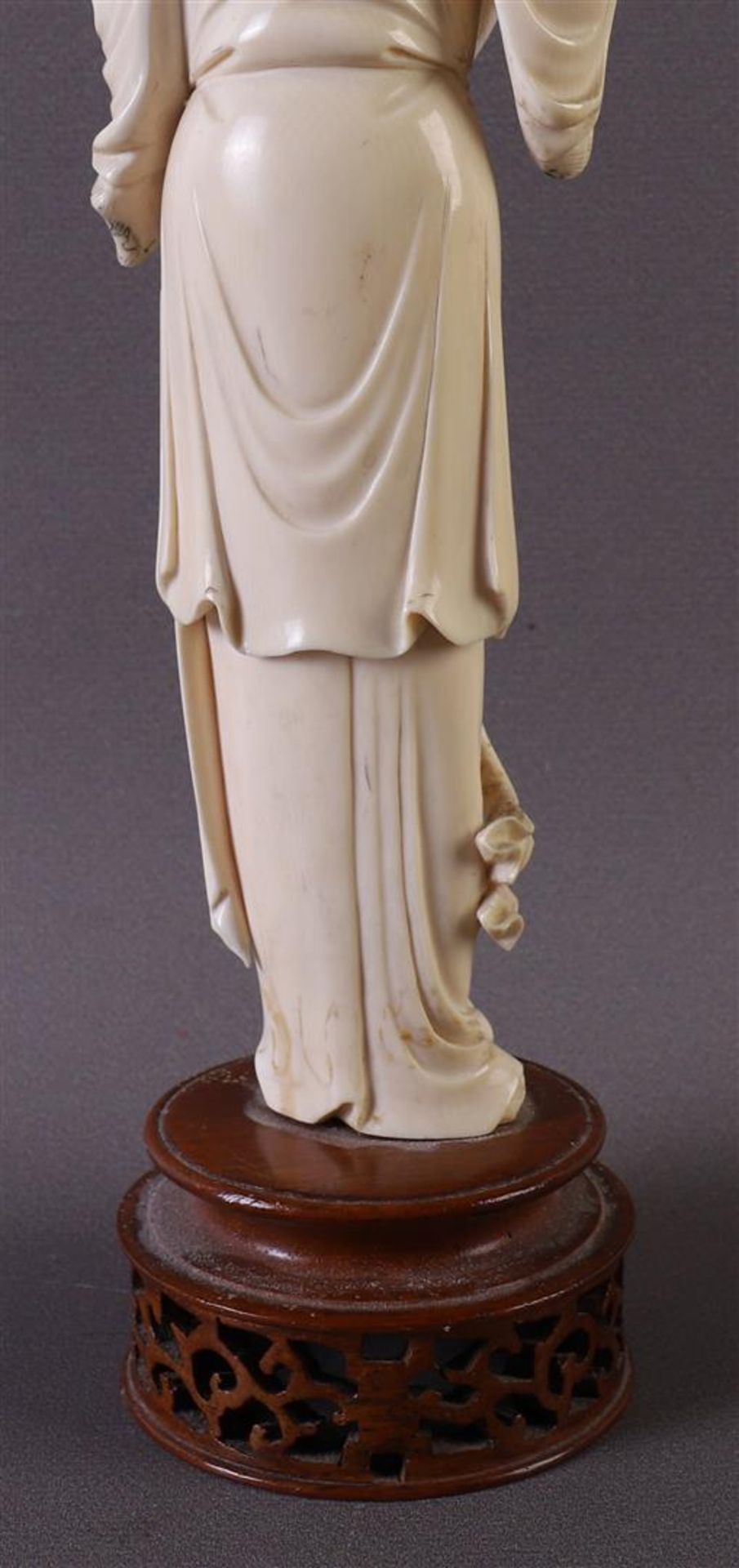 A carved ivory Guanyin, so-called immortal 'He / Please note: This lot contains ivory and is - Image 8 of 8
