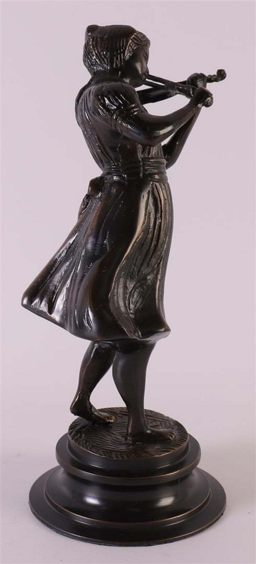 A bronze woman with violin, after an antique example, 21st century, h 23 cm. - Image 4 of 4