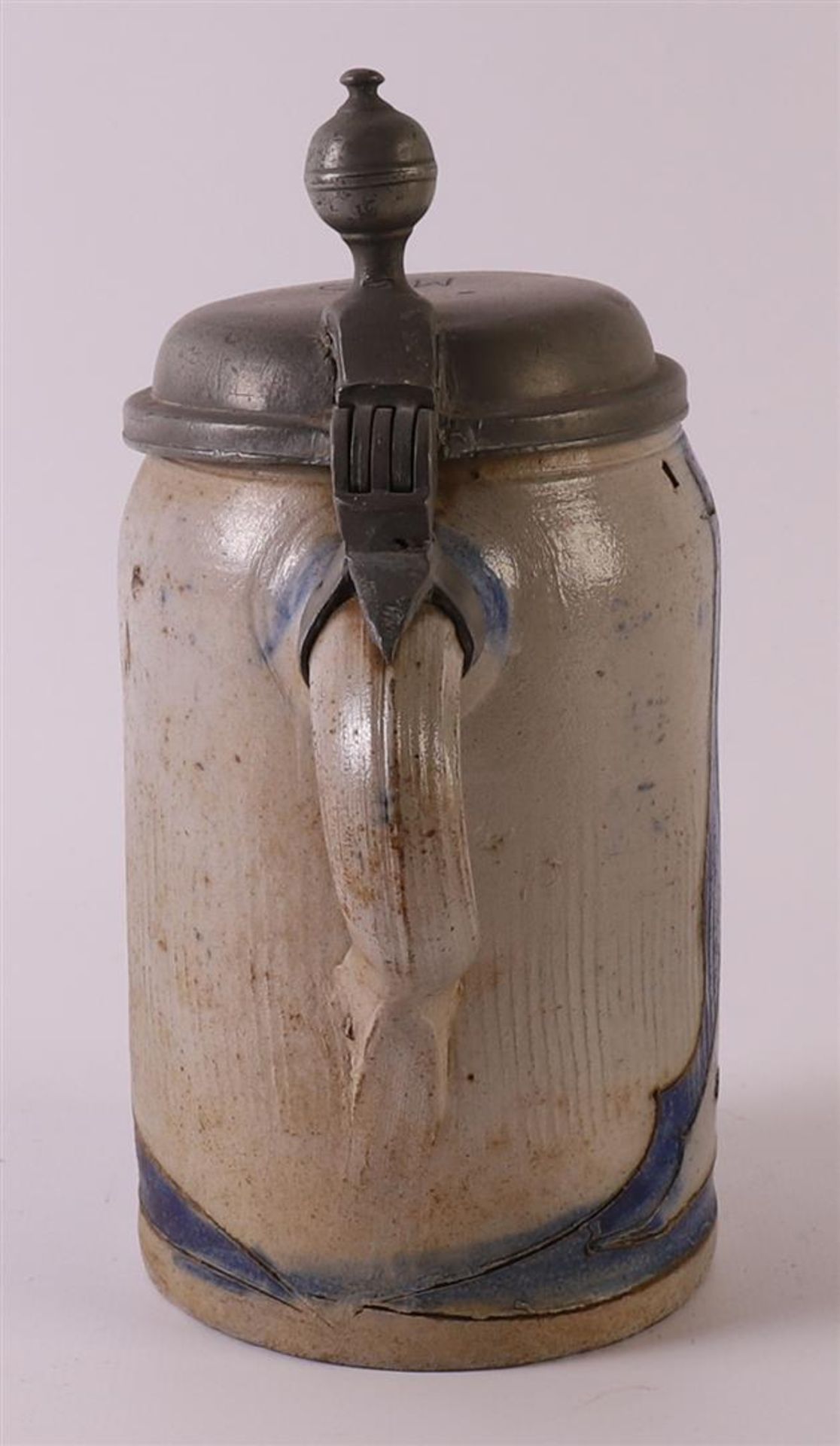 A gray 'gres' stoneware beer mug with blank pewter lid, Germany 18th century. Blue underglaze - Image 3 of 7