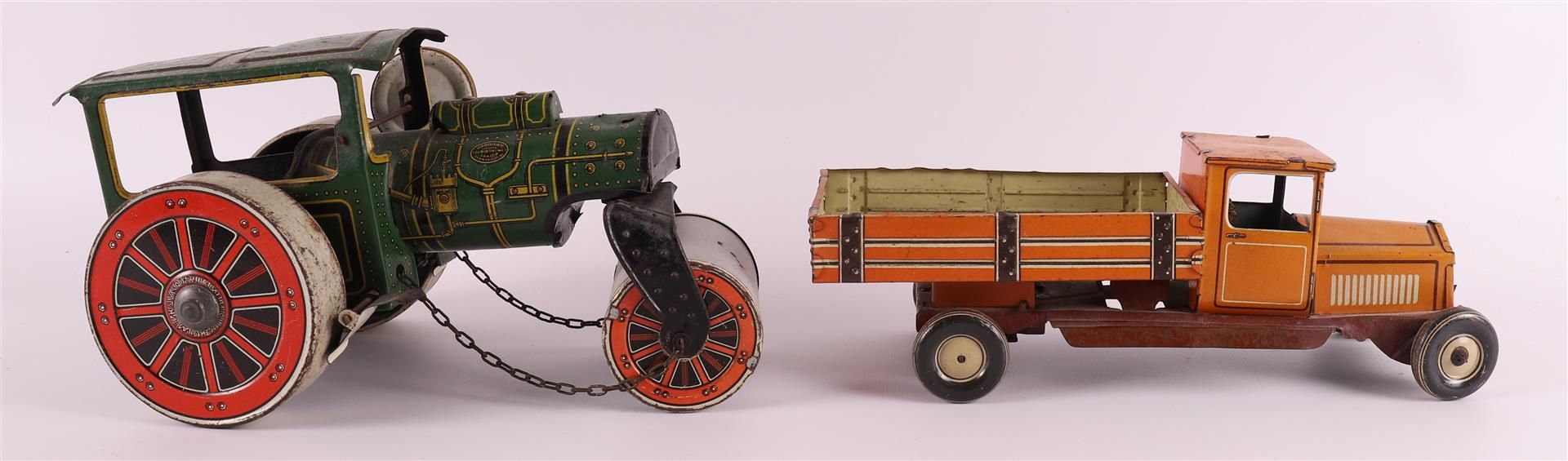 A tin steamroller, 1st half of the 20th century, h 13 x l 23 cm. Here's a truck, see you. 2x. - Image 4 of 7