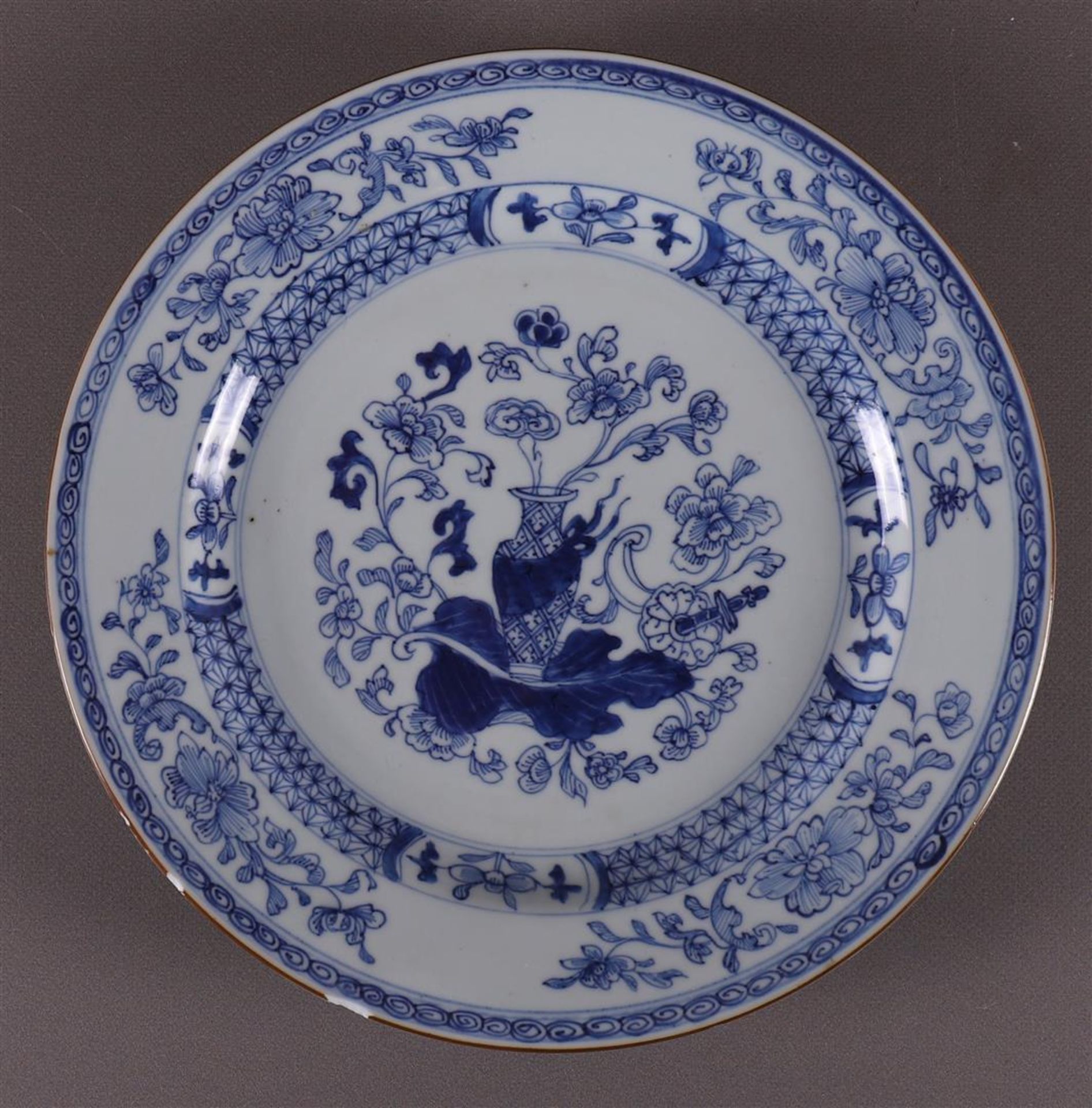 A set of blue/white porcelain dishes, China, Kangxi, early 18th century. Blue underglaze decor of - Bild 7 aus 11