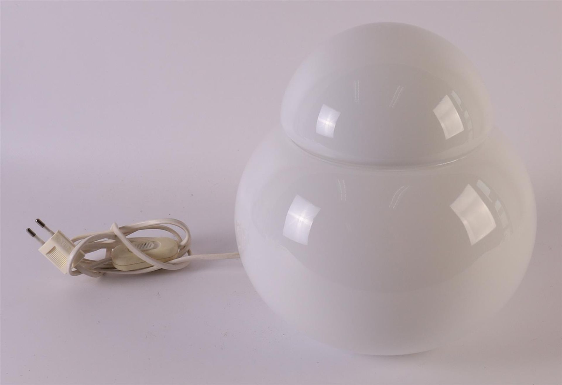 A white glass spherical designer table lamp Daruma, design Sergio Asti for Candle, h 20 x Ø 18 cm.