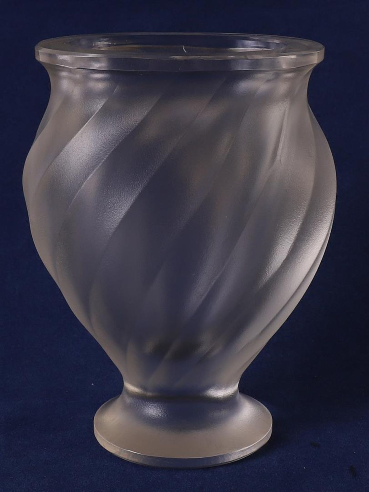 A satin-finished Lalique 'Rosine Frosted Crystal' vase Raised Dove Birds, France, Lalique, 1960- - Image 2 of 5