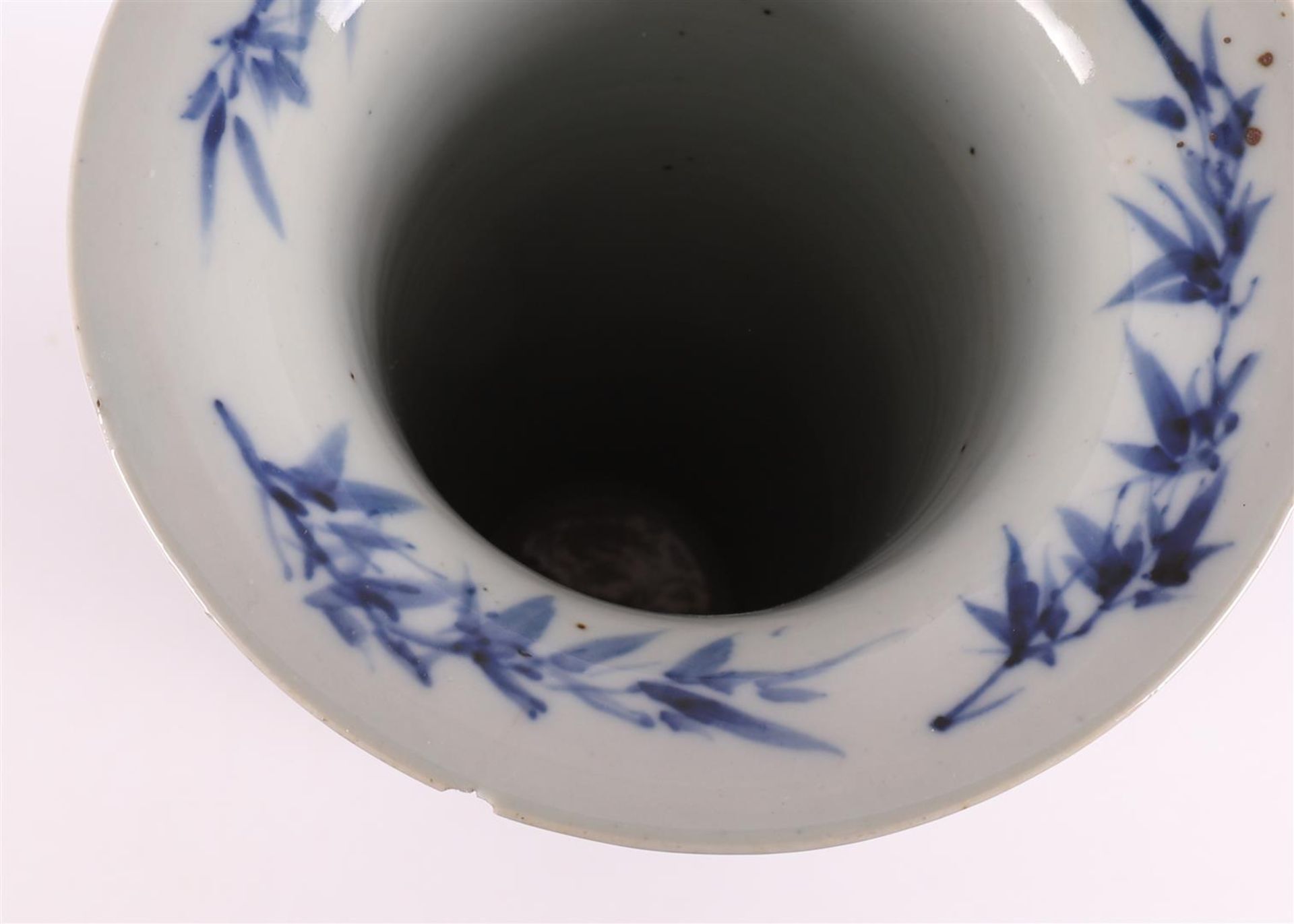 A cylindrical blue and white porcelain trumpet vase, China, 19th century. Blue underglaze floral - Image 5 of 7