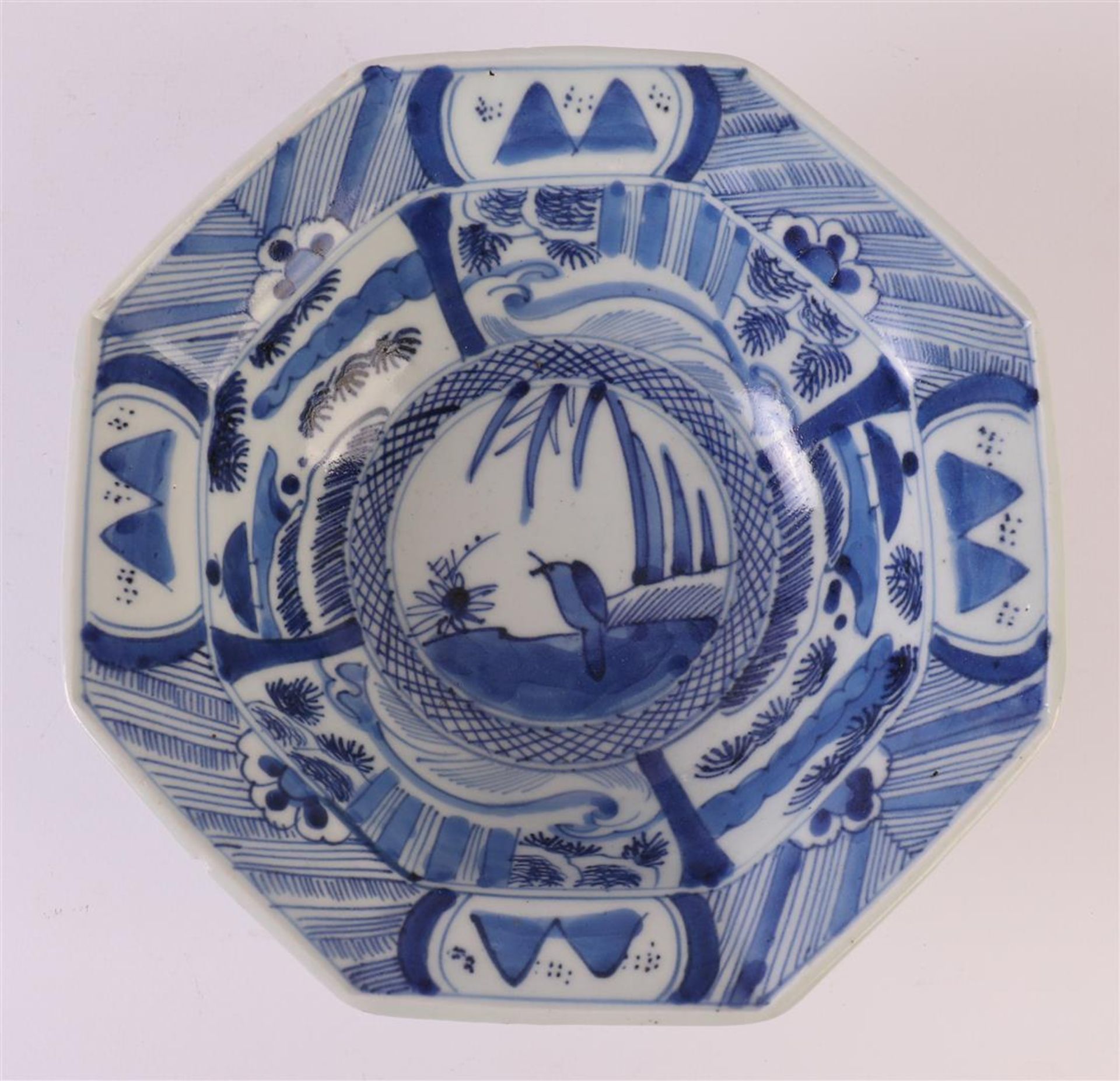 An octagonal blue/white porcelain hooded bowl, China, around 1800. Blue underglaze decor of a crow - Bild 6 aus 7