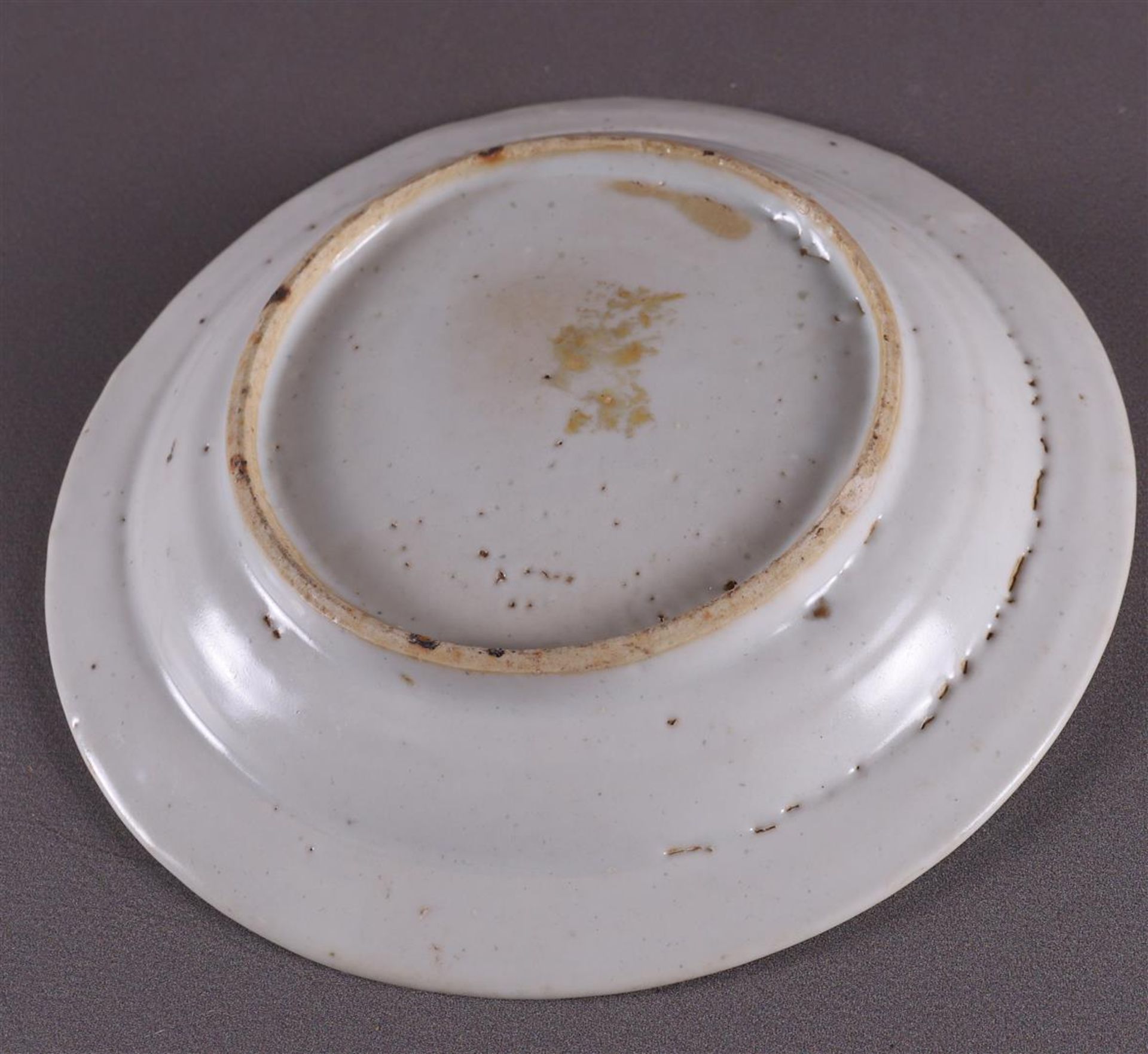 Three various white glazed contoured dishes, China, Song/Ming, Ø 18-19 cm, tot. 3x. - Image 8 of 8