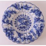 A Delft Blue contoured earthenware folding dish, 18th century. Chinoise 'Wanli' decor, Ø35 cm (