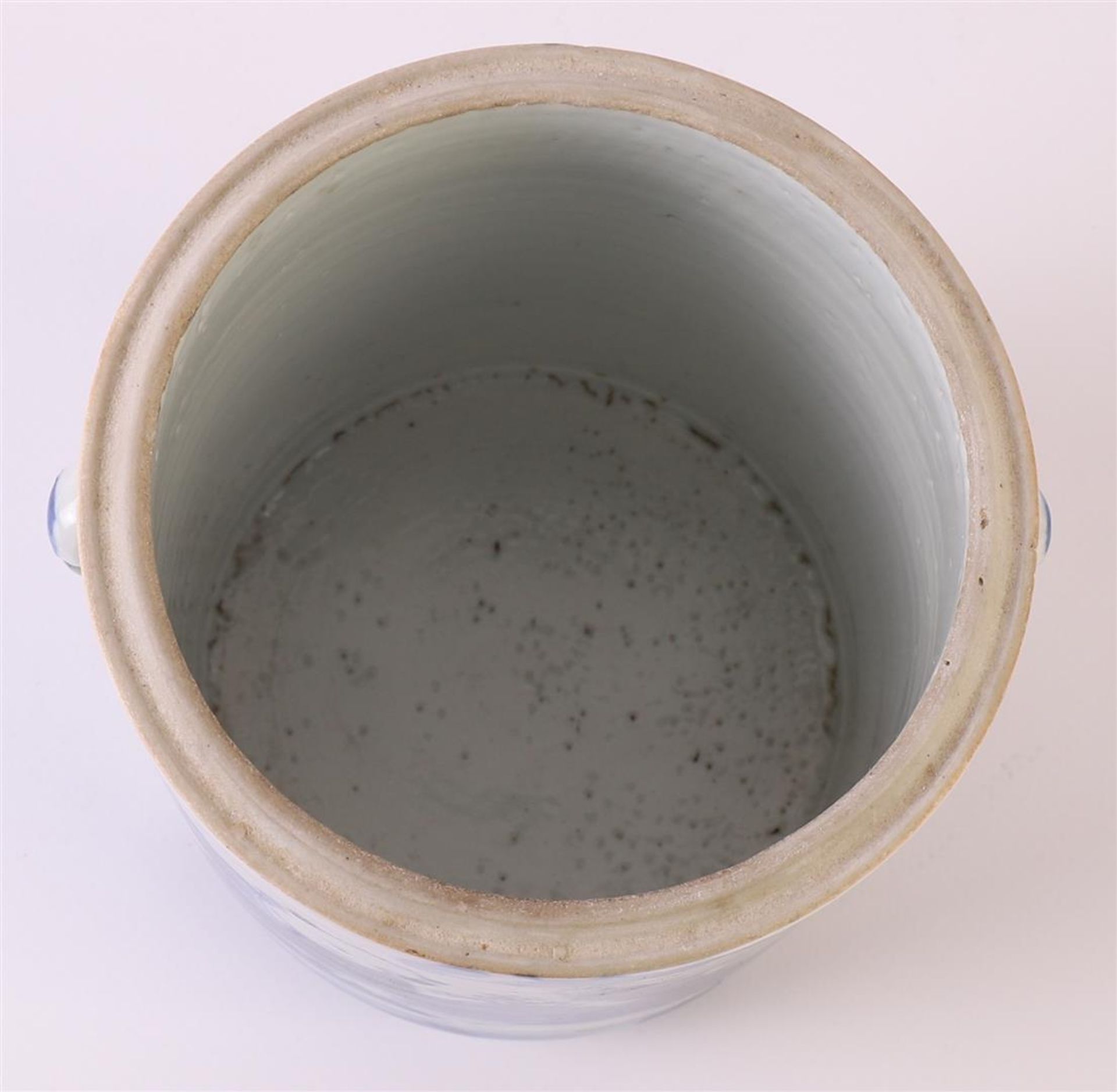 A blue/white porcelain cylindrical jar without lid, China, 19th century. Blue underglaze decor of - Bild 7 aus 7