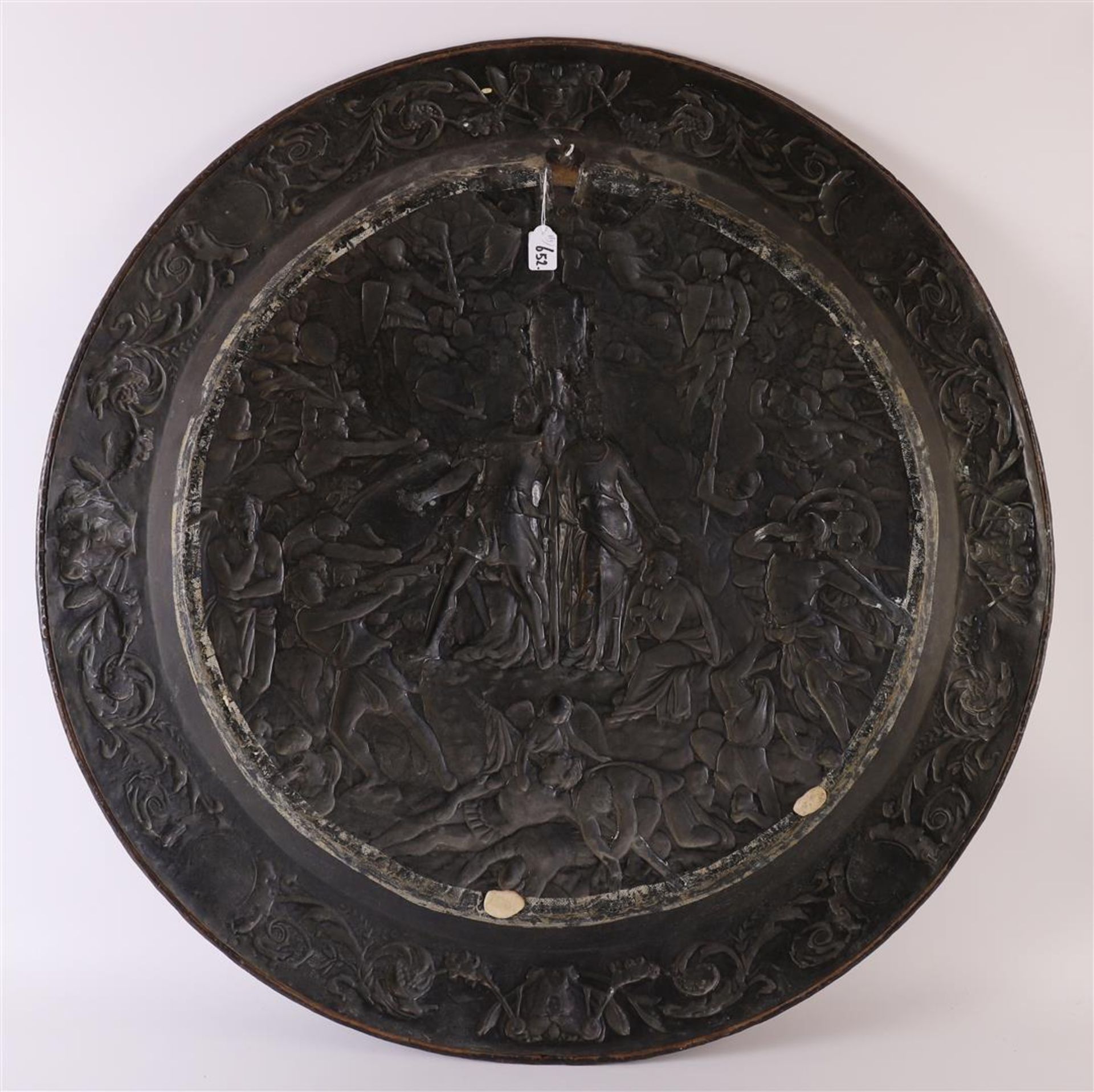 A brass wall plate with chased relief depicting 'Del Gratia', early 20th century, Ø 82 cm. - Image 3 of 3