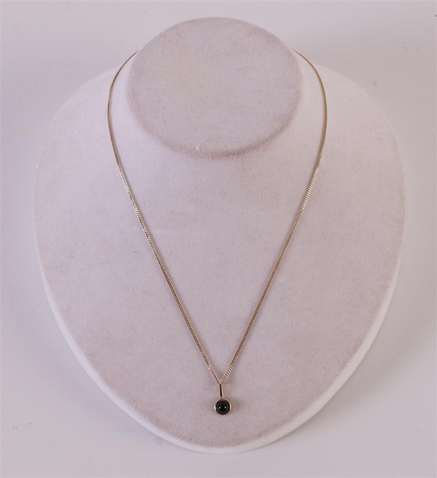 A 14 kt 585/1000 yellow gold necklace with ditto pendant, set with cabochon cut onyx, length 42