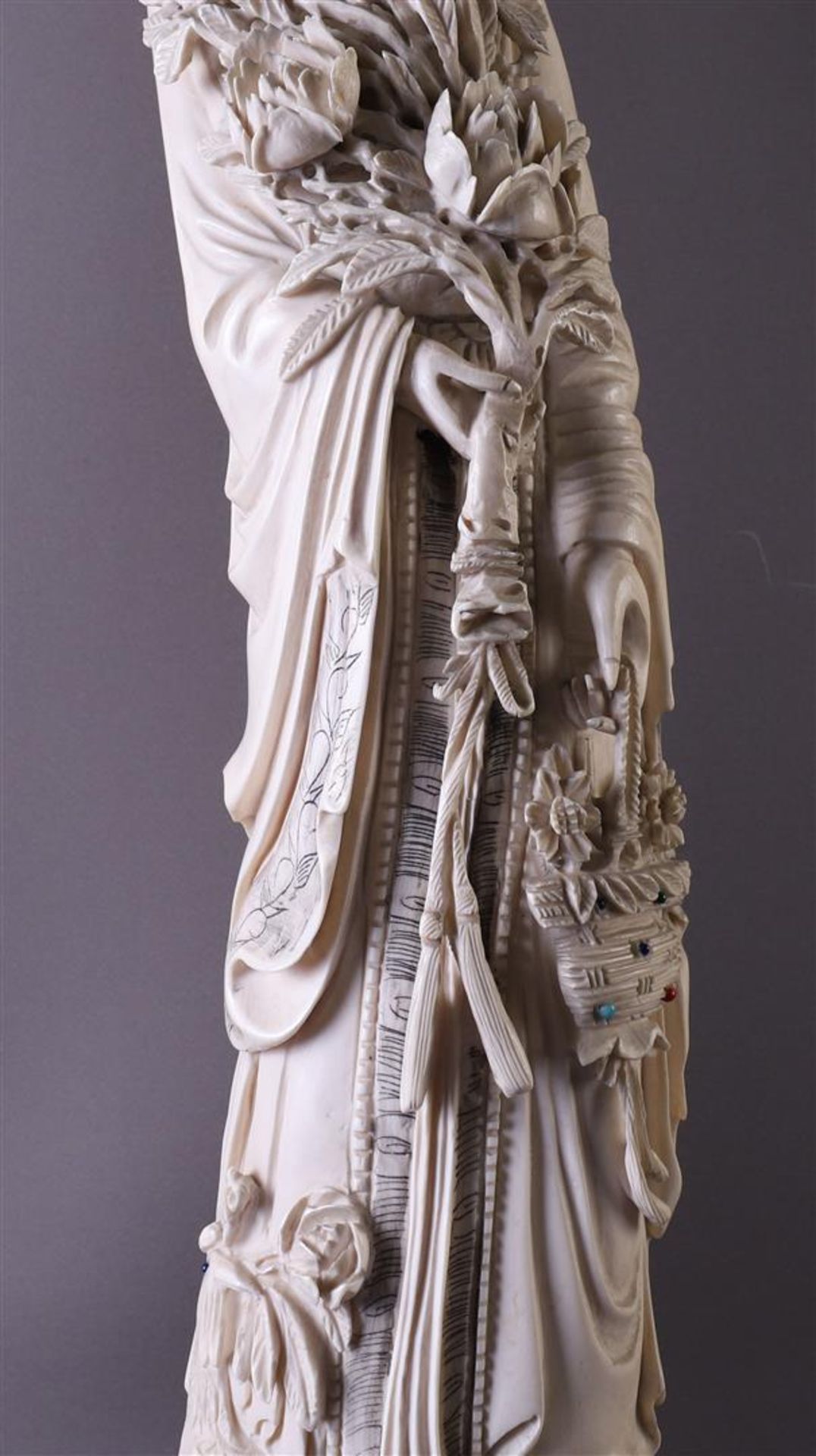 A carved ivory emperor and empress, China, Xuantong (1909-1911), h53 cm, 3227 grams, signed on the - Bild 3 aus 25