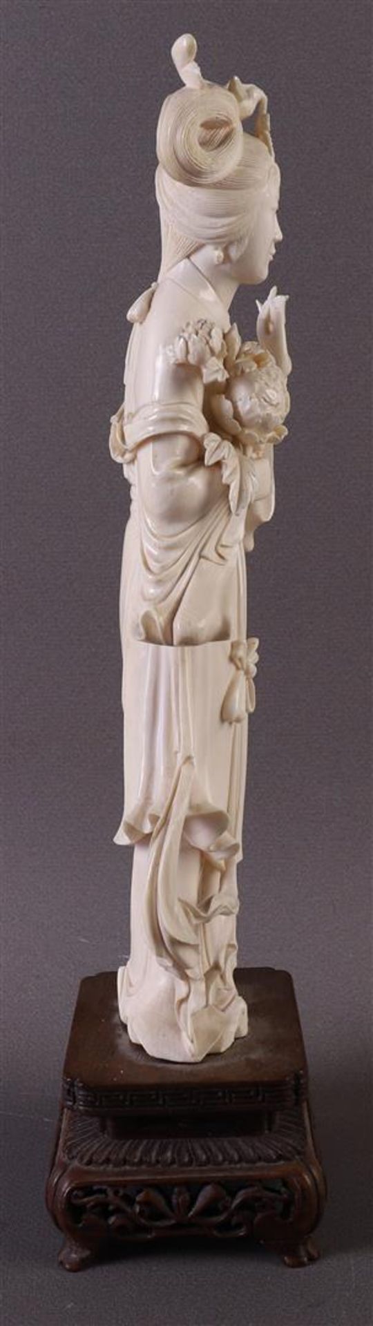 A carved ivory standing Guanyin with a lotus flower in her hand, China, Republic, ca. 1920, weight - Bild 3 aus 8
