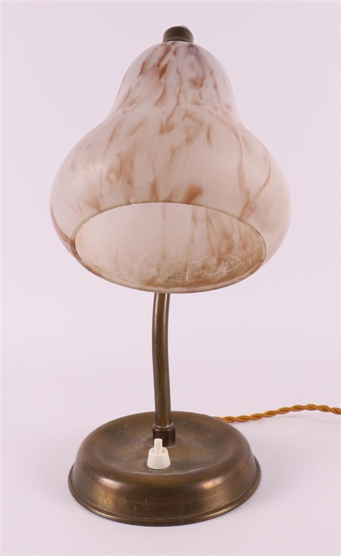 A brass table/desk lamp with cloudy glass shade (chips), ca. 1930, h 30 cm. - Bild 3 aus 4