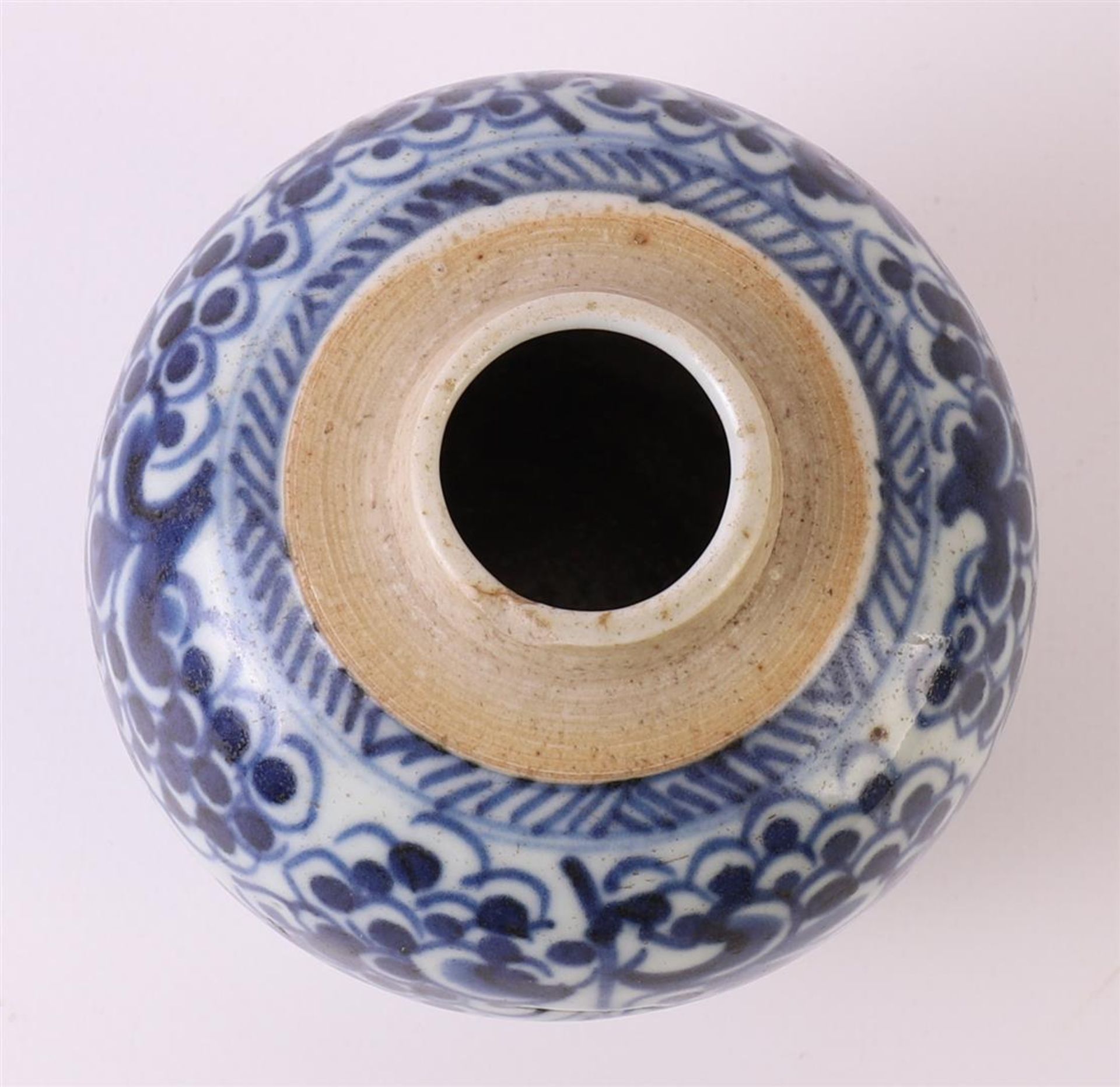 A blue/white porcelain spherical vase, China, Kangxi, around 1700. Blue underglaze decor of - Bild 7 aus 9