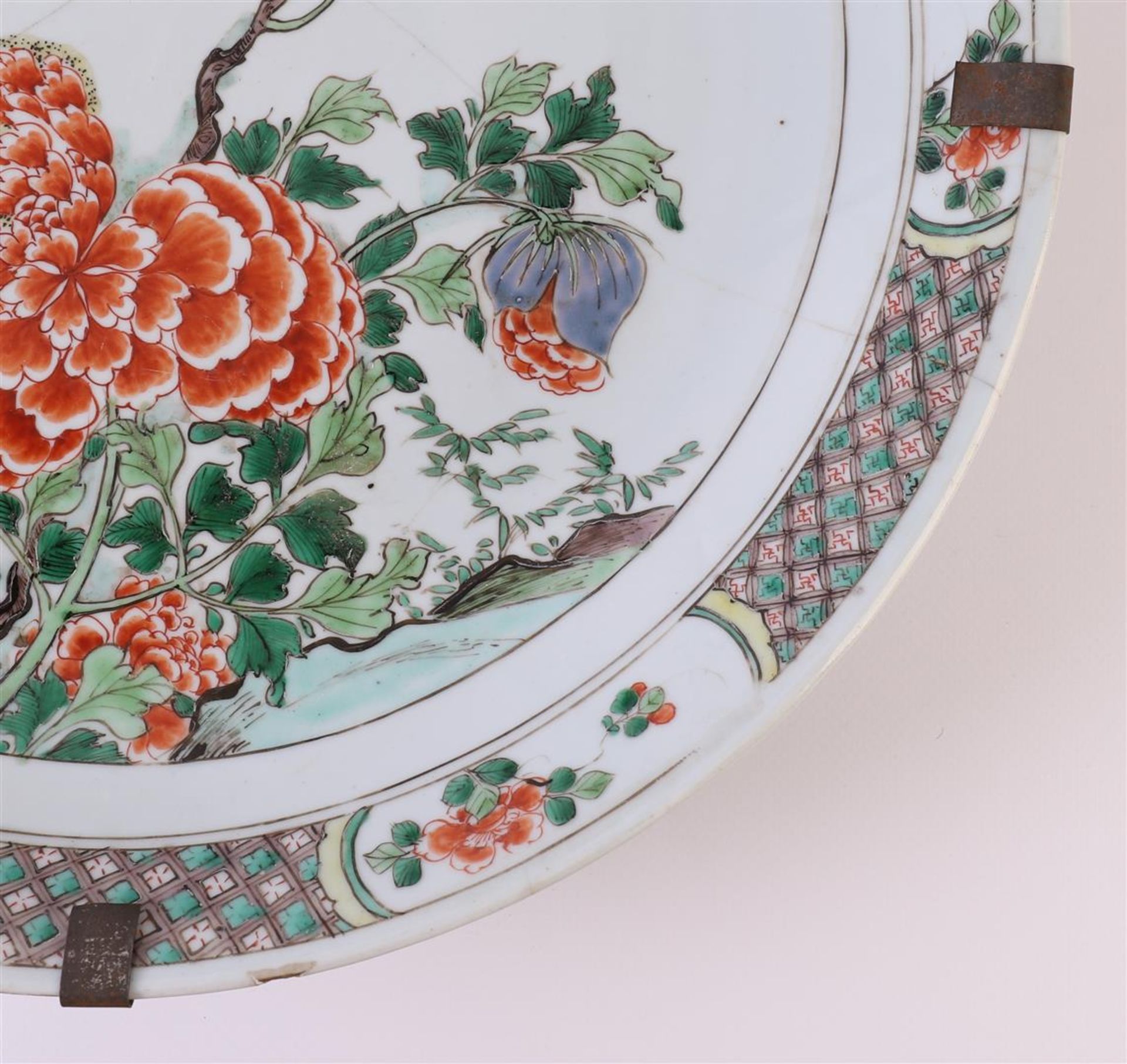 A porcelain famille verte dish, China, Kangxi, around 1700. Polychrome decor of peonies and flora on - Bild 5 aus 11