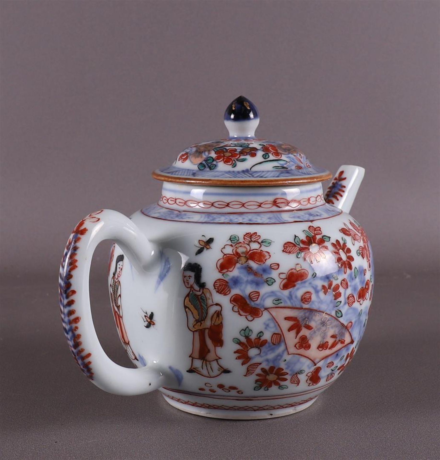 A spherical porcelain Amsterdam variegated teapot, China, 18th century. Polychrome decoration of a - Bild 6 aus 13