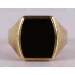 A 14 kt 585/1000 yellow gold signet ring set with onyx, gross weight 10.0 grams.