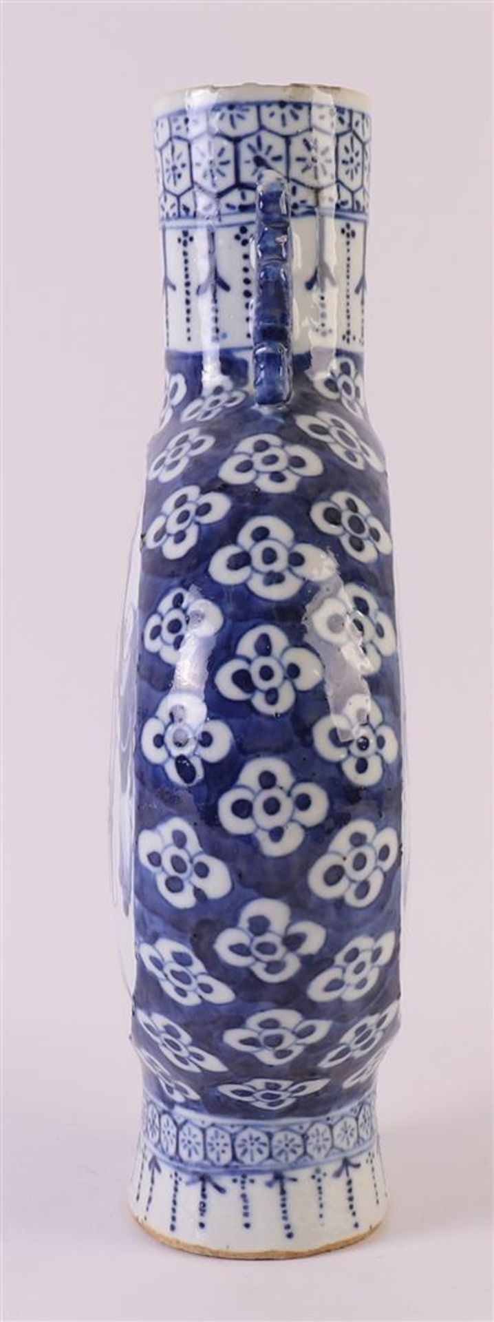 A blue/white porcelain moon bottle with handles, China, around 1800. Blue underglaze decor of five - Bild 3 aus 9