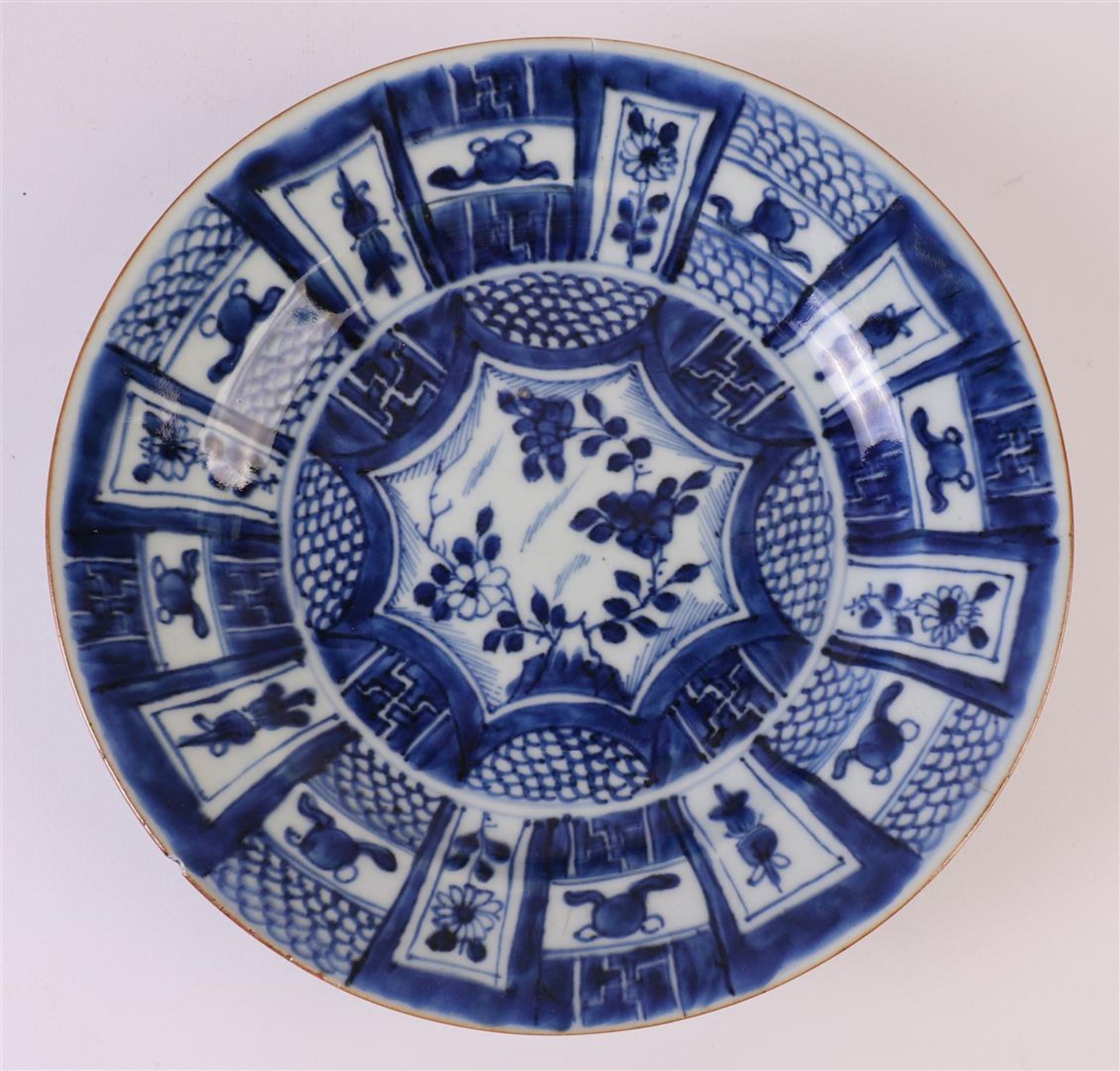 A contoured blue/white porcelain plate, China, 19th century. Blue underglaze decor, marked with - Bild 4 aus 11