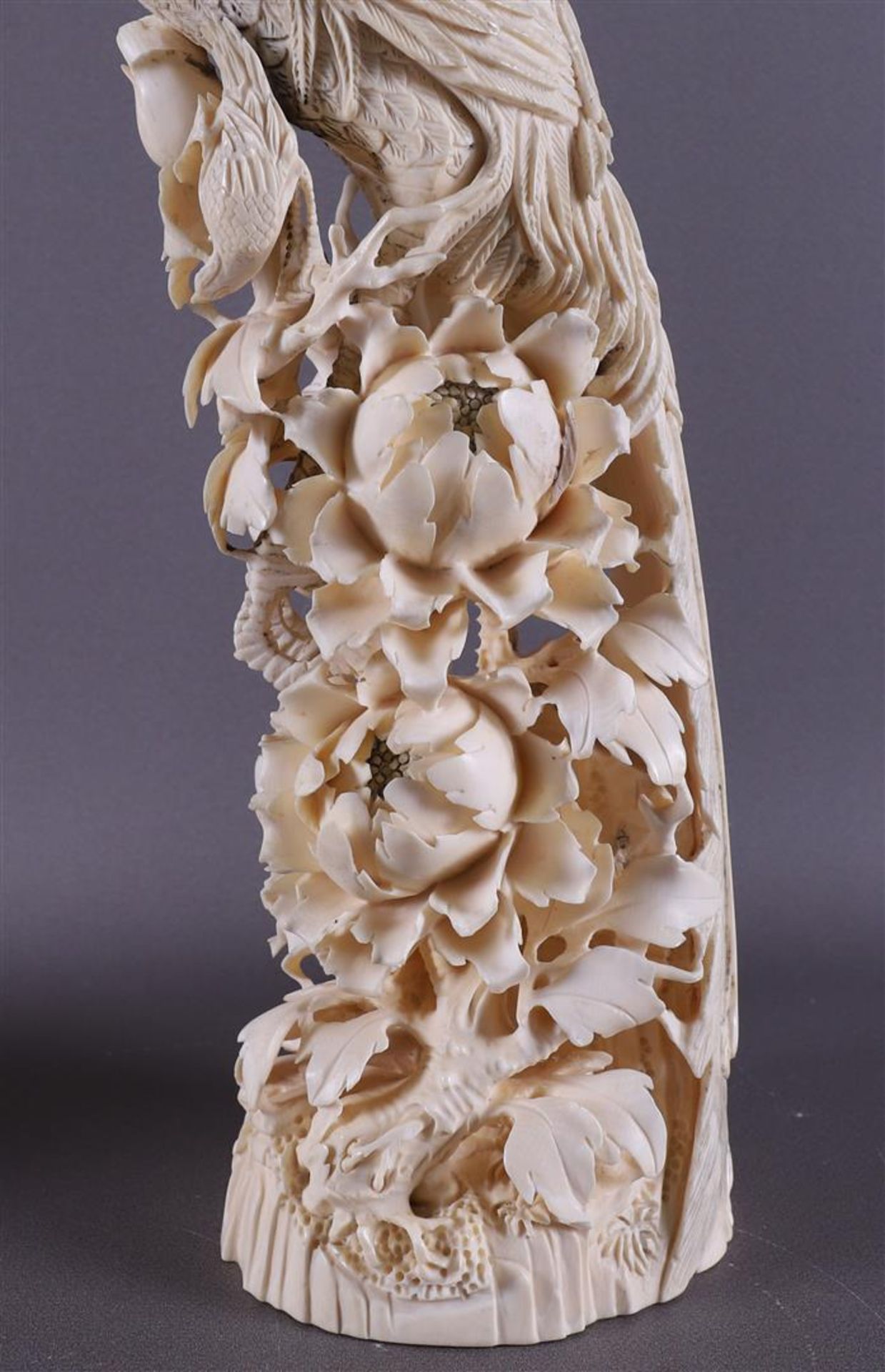 A pair of carved ivory phoenixes resting on tree stumps with lotus flowers and a bird with a lotus - Bild 4 aus 22