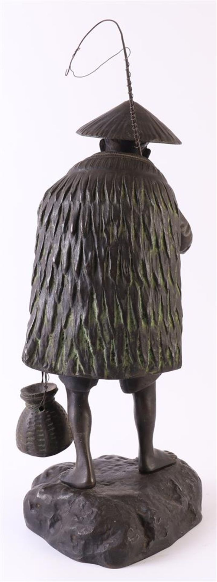 A dark patinated bronze okimono of a fisherman, Japan, Meiji, around 1900, h 36 cm. - Image 3 of 4