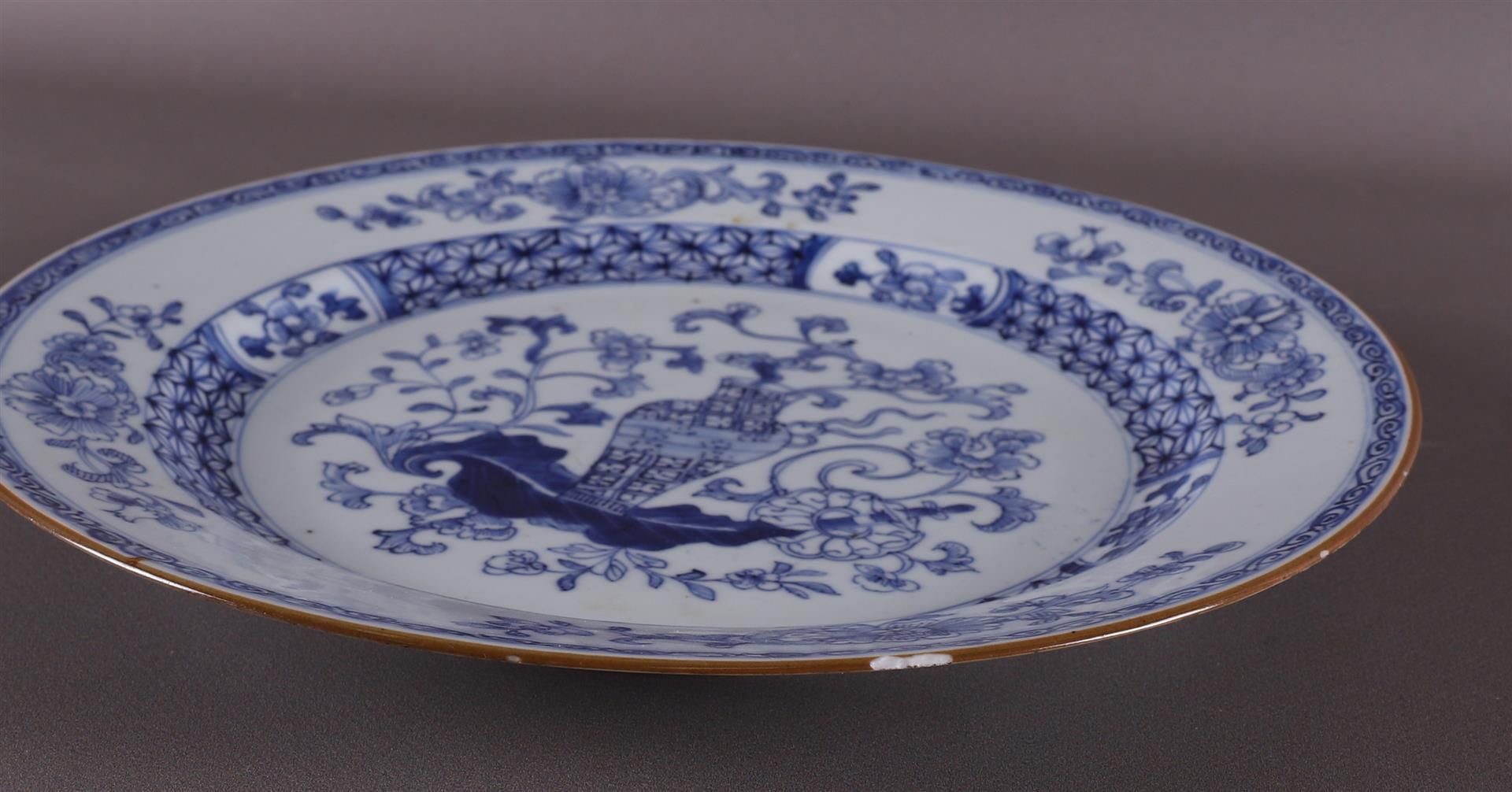 A set of blue/white porcelain dishes, China, Kangxi, early 18th century. Blue underglaze decor of - Bild 3 aus 11