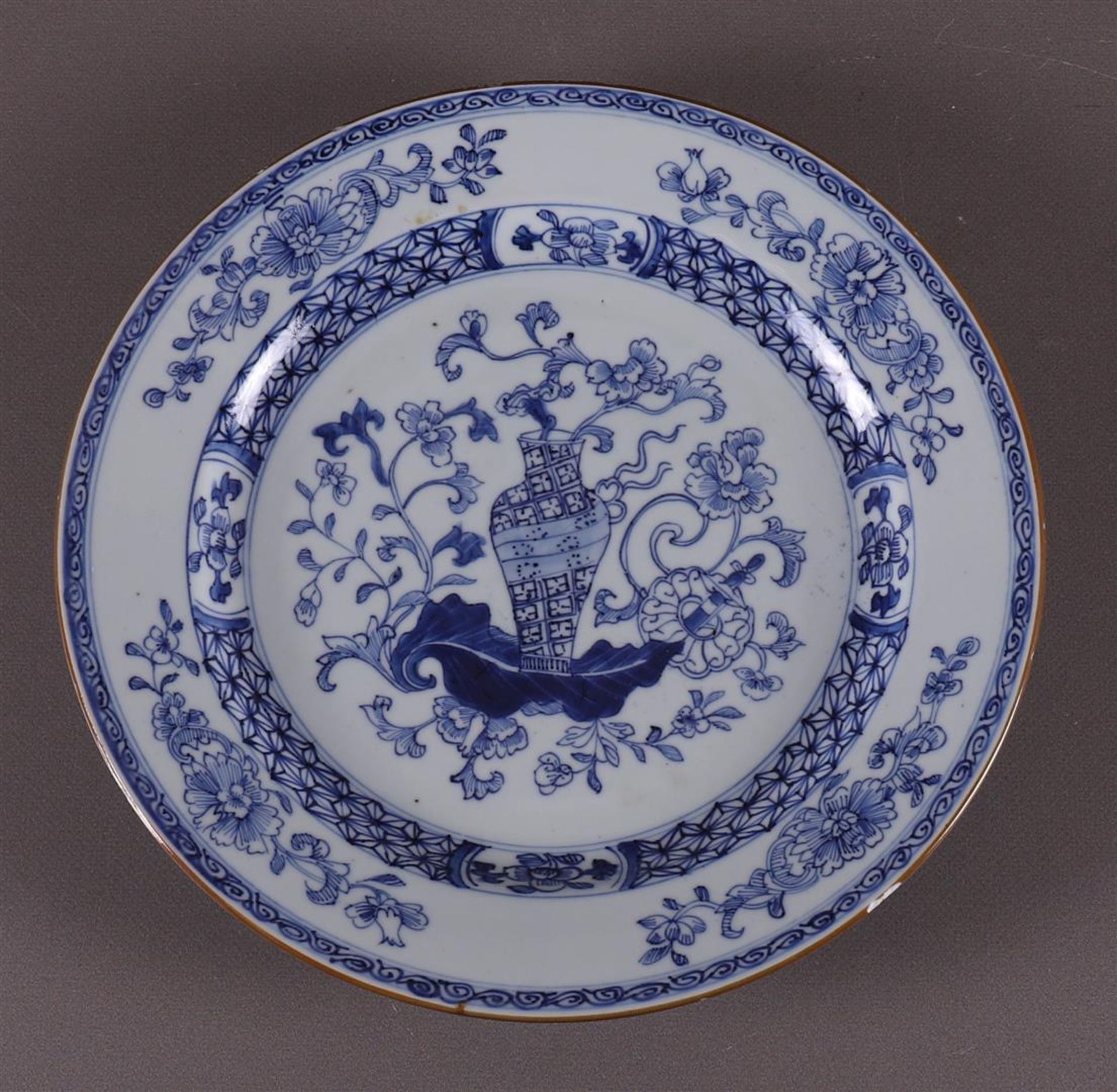 A set of blue/white porcelain dishes, China, Kangxi, early 18th century. Blue underglaze decor of - Bild 2 aus 11