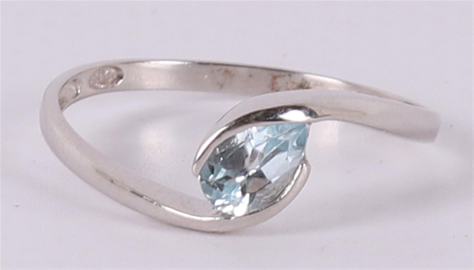 An 18 kt 750/1000 gold ring with a pear-shaped cut aquamarine. Ring size 17.75 mm.