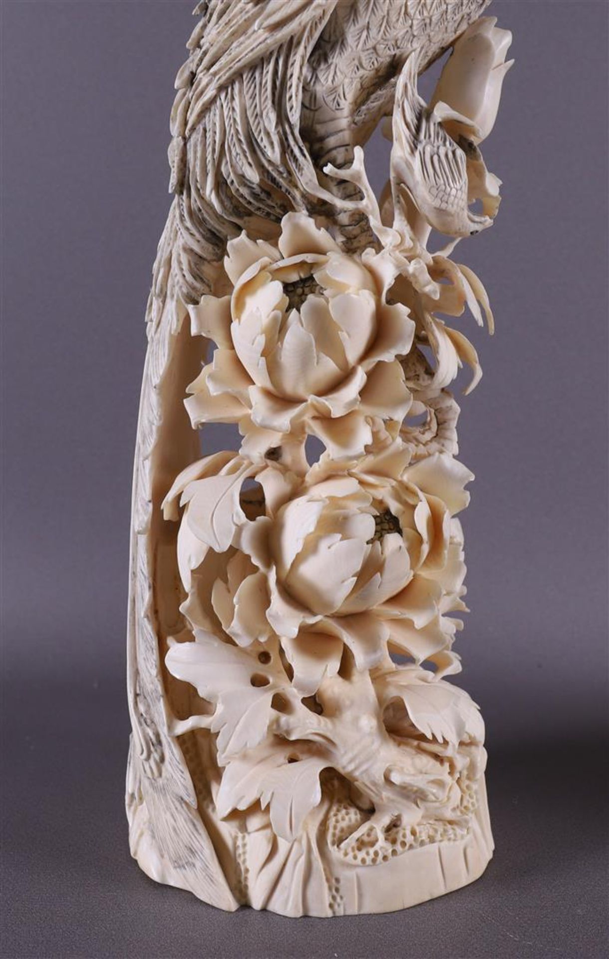 A pair of carved ivory phoenixes resting on tree stumps with lotus flowers and a bird with a lotus - Bild 2 aus 22