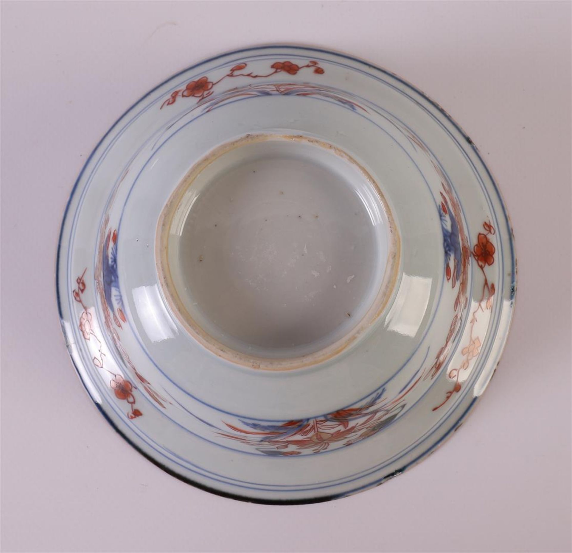 A porcelain hooded bowl, China, Qianlong 18th century. Blue/red, partly gold heightened floral - Image 7 of 8