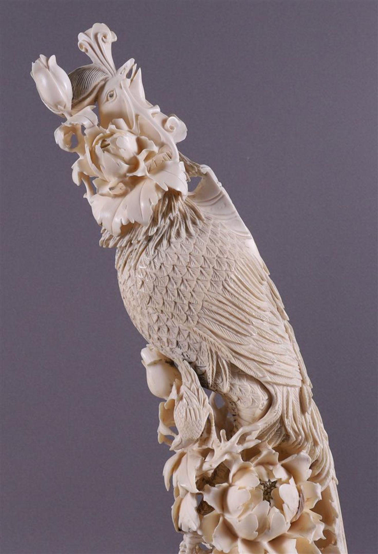 A pair of carved ivory phoenixes resting on tree stumps with lotus flowers and a bird with a lotus - Bild 5 aus 22
