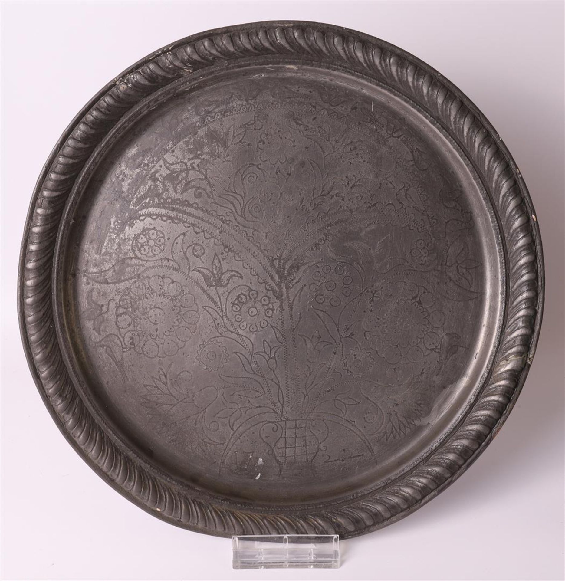 A lot of various tin, including jars and a plate, including 18th/19th century, to. 5x. - Image 2 of 5