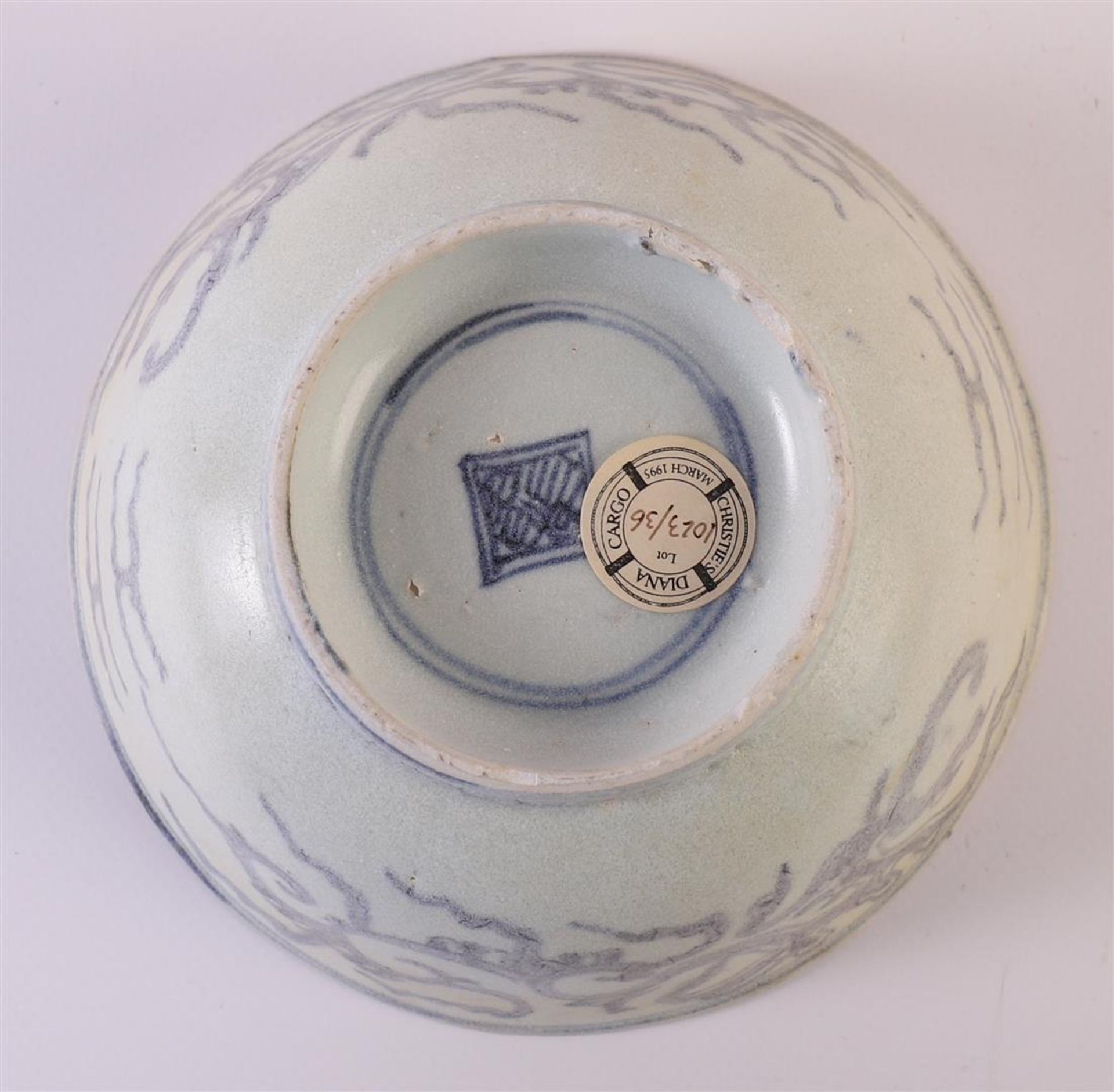 A blue/white porcelain bowl on stand ring, China, Diana Cargo, around 1800. Blue underglaze decor of - Bild 6 aus 6
