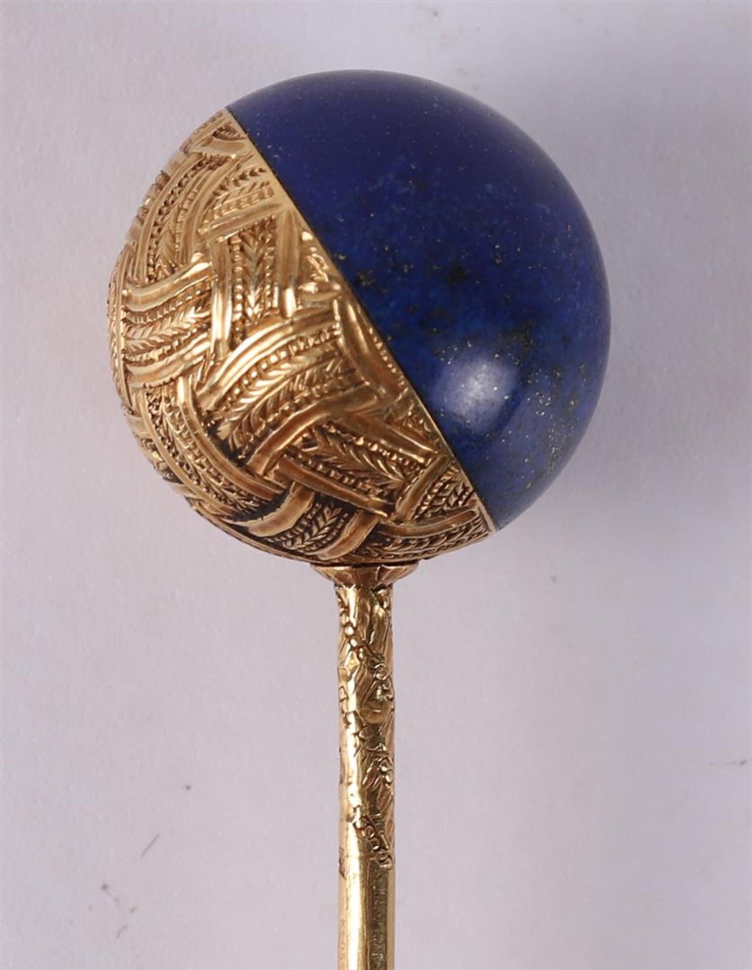 An 18 kt 750/1000 gold pin with a cabochon cut lapis lazuli. French hallmark, 7.6 grams. - Image 3 of 3
